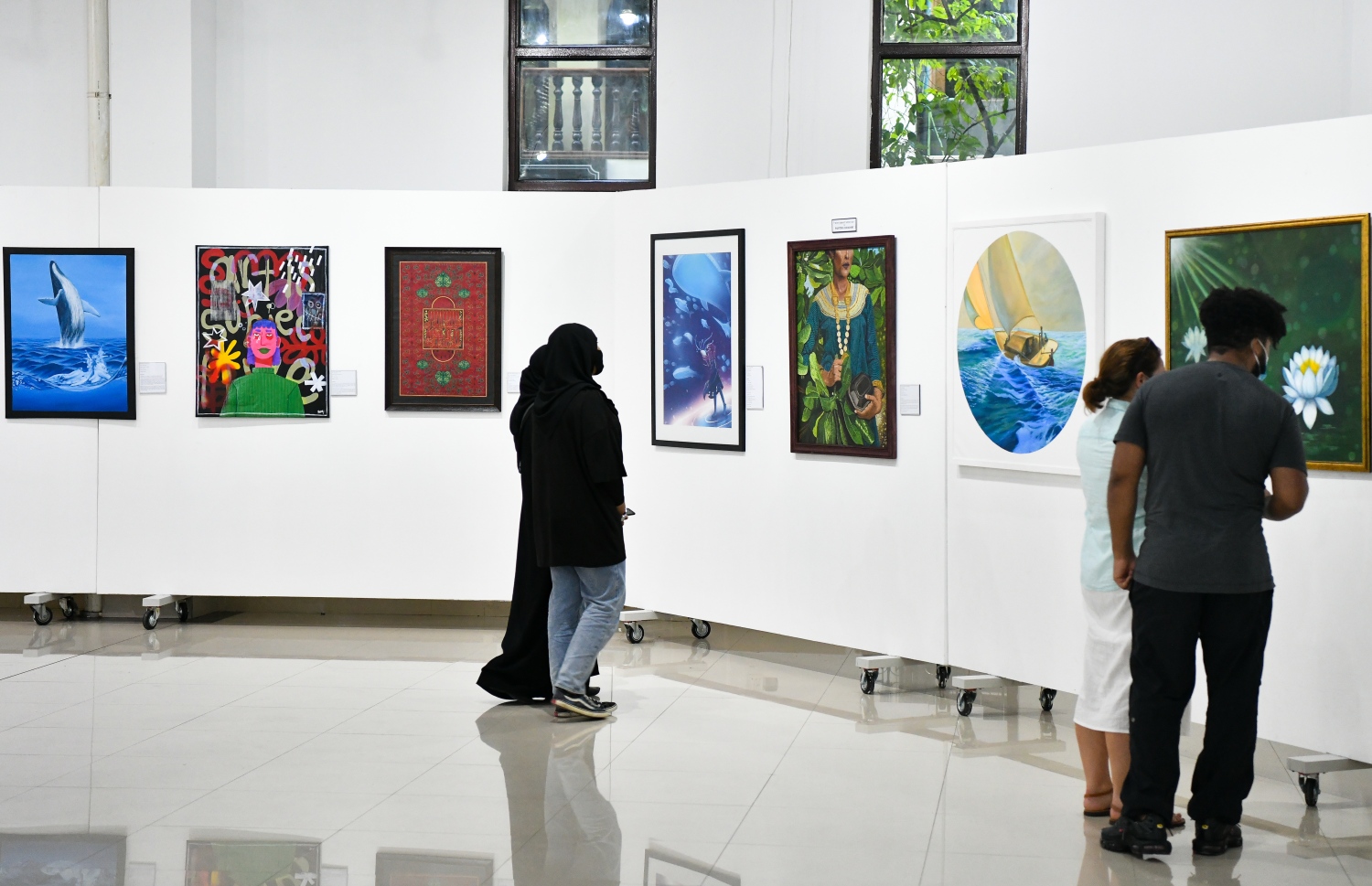 ޑިސެމްބަރު 10، 2021: އަންވެއިލިން ވިޝަންސް އާޓް އެގްޒިބިޝަންގެ ހުރި ދިވެހިން ކުރެހުންތެރިންގެ ކުރެހުންތަކާއި ފަންނުވެރިންގެ މަސައްކަތް ބަޔަކު ބަލައިލަނީ: މި މައުރަޒު މި މަހުގެ 15 އާ ހަމައަށް ކުރިއަށް ގެންދާނެ.--- ފޮޓޯ- ނިޝާން އަލީ / މިހާރު