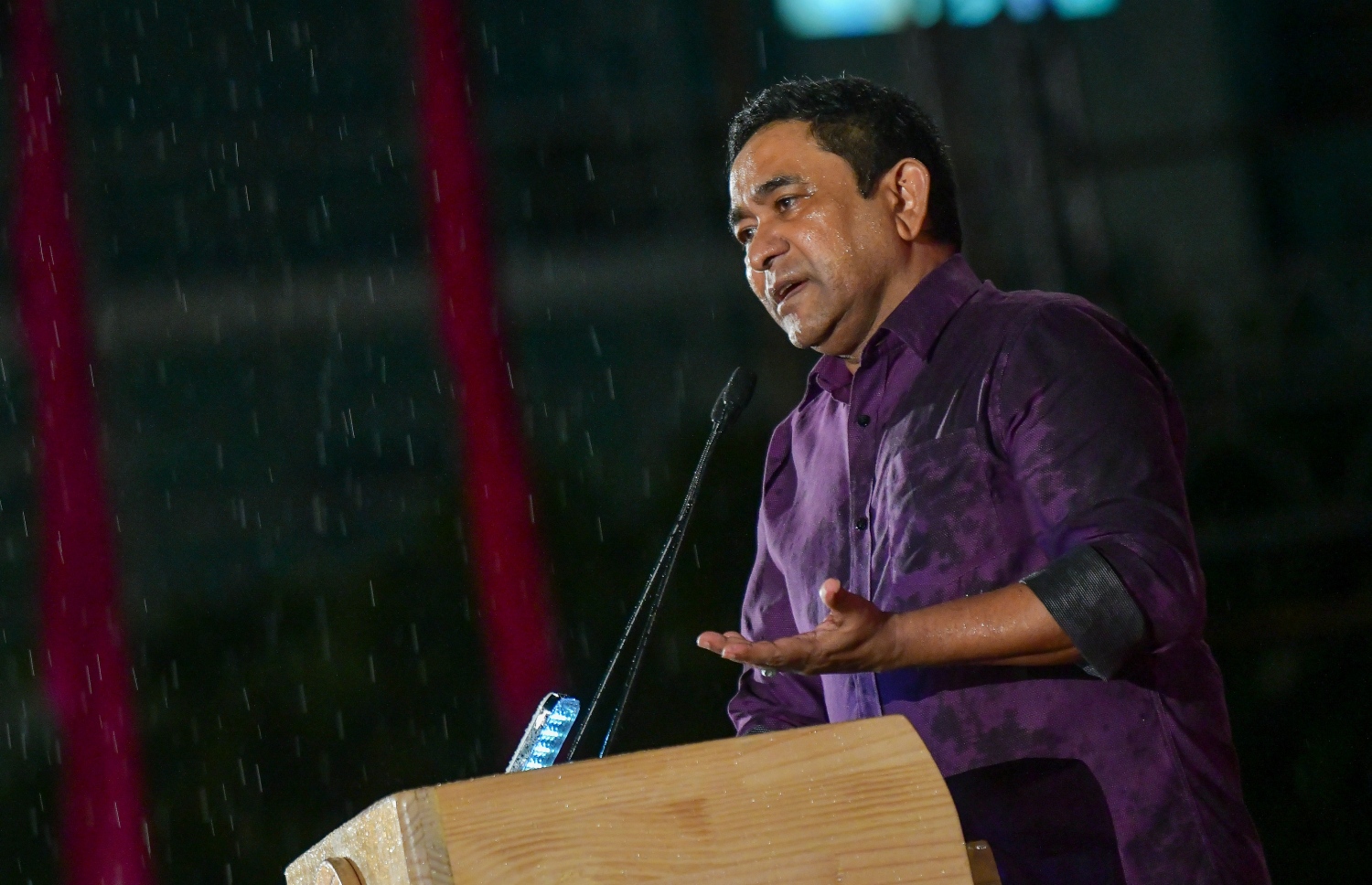 އިދިކޮޅުން ރޭ ބޭއްވި ޖަލްސާގައި ޔާމީން ވާހަކަފުޅު ދައްކަވަނީ.---ފޮޓޯ: ފަޔާޒު މޫސާ/ މިހާރު