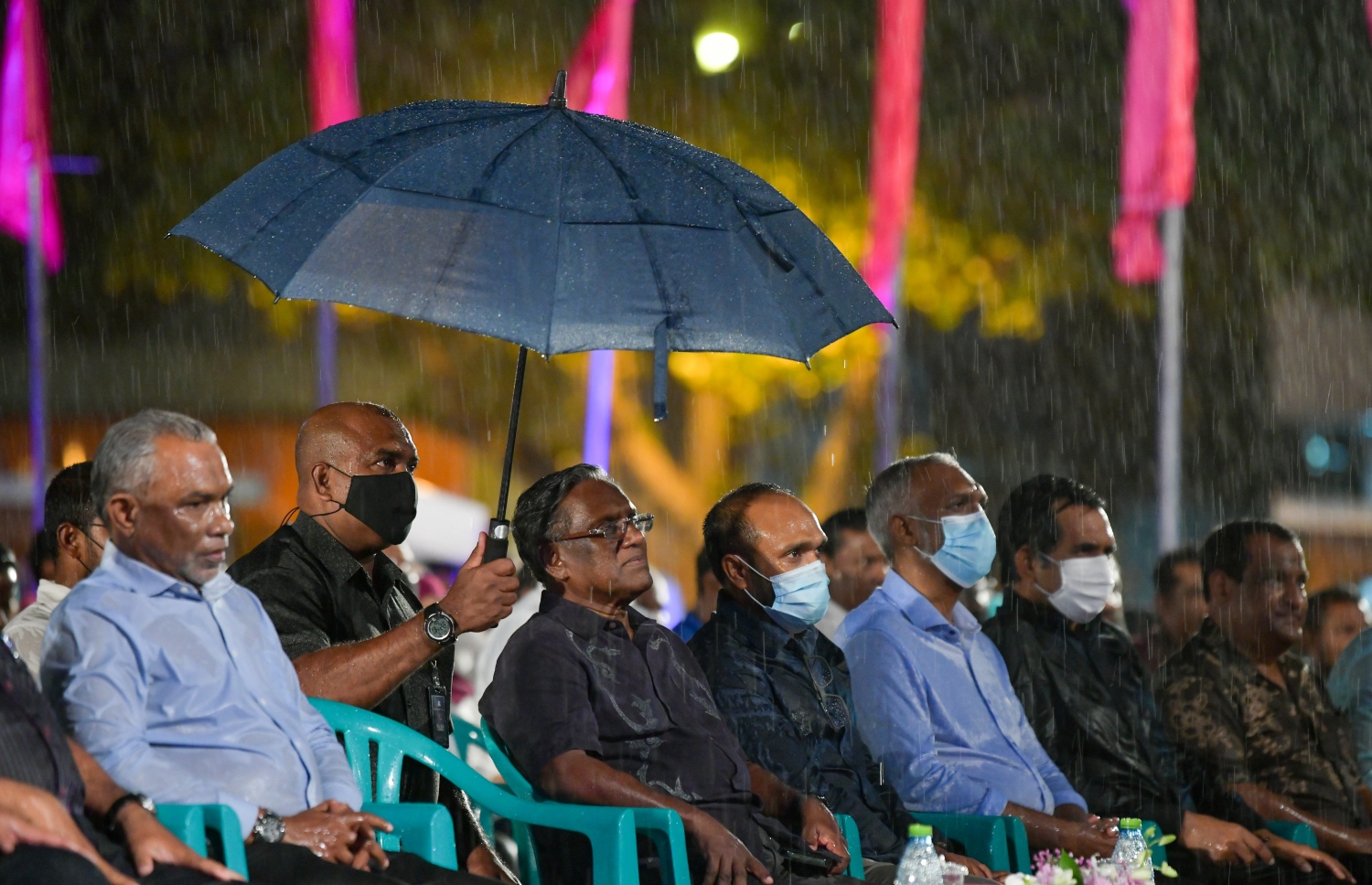 ރޭގެ ޖަލްސާ ކުރިއަށް ގެންދަނިކޮށް ވެހުނު ބޯ ވާރޭގައި ކުރީގެ ރައީސް ޔާމީން ވާހަކަފުޚު ދައްކަވާއިރު، ކުރީގެ ރައީސް ވަހީދާއި ކުރީގެ ނައިބު ރައީސް އެ ވާހަކަތައް އަޑުއައްސަވަނީ.---ފޮޓޯ: ފަޔާޒު މޫސާ/ މިހާރު