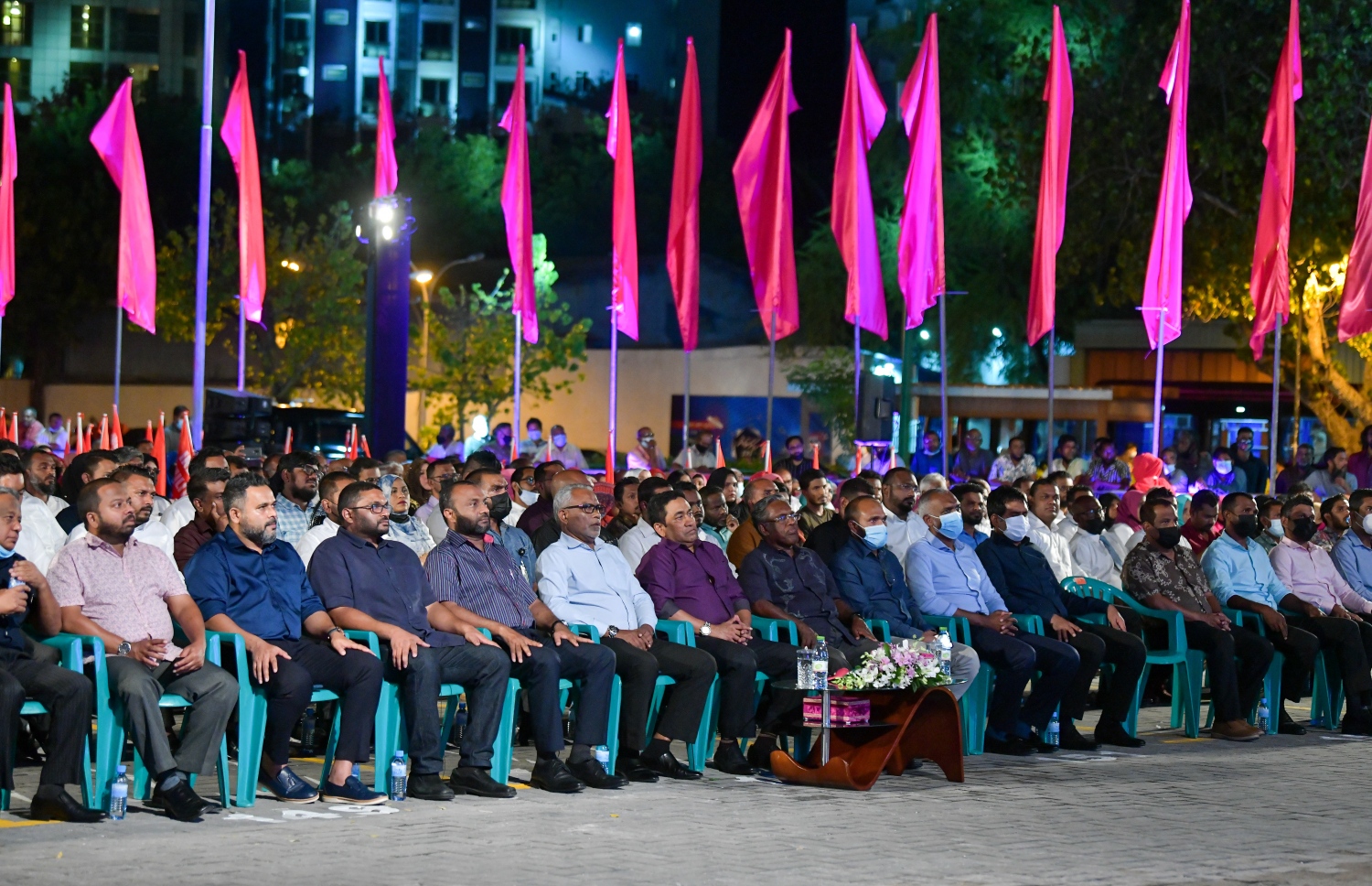 އިދިކޮޅުން މާލޭގައި ރޭ ބޭއްވި ޖަލްސާގައި އެ ކޯލިޝަންގެ އިސްވެރިންނާއި އާންމު މެމްބަރުން.---ފޮޓޯ: ނިޝާން އަލީ/ މިހާރު