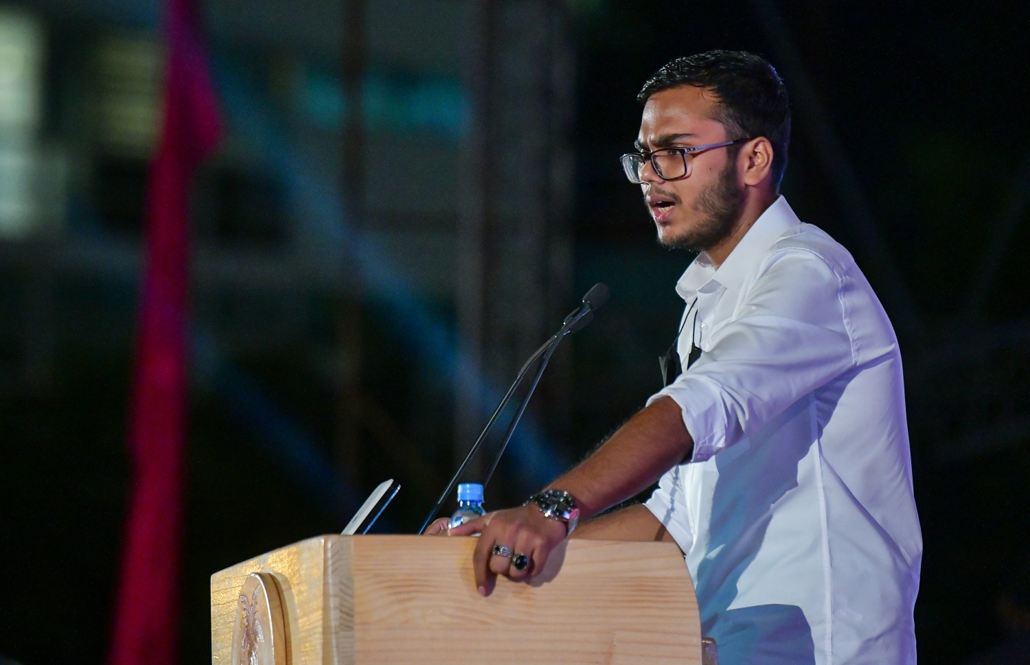 ޑިސެމްބަރު 10، 2021: އިދިކޮޅު ކޯލިޝަނުން ކާނިވާ ސަރަހައްދުގައި ބޭއްވި "ކޮތަރުކޮށި" ޖަލްސާގައި ޕީޕީއެމްގެ ޔޫތް މޫވްމަންޓުގެ މެމްބަރު ހުސެއިން ނާއިސް ވާހަކަ ދައްކަނީ.--- ފޮޓޯ: ފަޔާޒު މޫސާ / މިހާރު