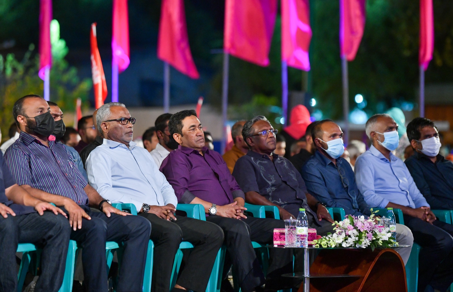 ޑިސެމްބަރު 10، 2021: އިދިކޮޅު ޕީޕީއެމް/ޕީއެންސީން ކާނިވާ ސަރަހައްދުގައި ބޭއްވި "ކޮތަރުކޮށި" ޖަލްސާގައި ކުރީގެ ރައީސް އަދި އިދިކޮޅު ލީޑަރު ޔާމީނާއި އެ ކޯލިޝަންގެ ބައެއް އިސްވެރިން ބައިވެރިވެވަޑައިގަންނަވަނީ: މި ޖަލްސާ އަށް ވެސް އިދިކޮޅު ހަރަކާތުގެ އެތައް ހާސް ބަޔަކު ބައިވެރިވި.--- ފޮޓޯ: ފަޔާޒު މޫސާ / މިހާރު