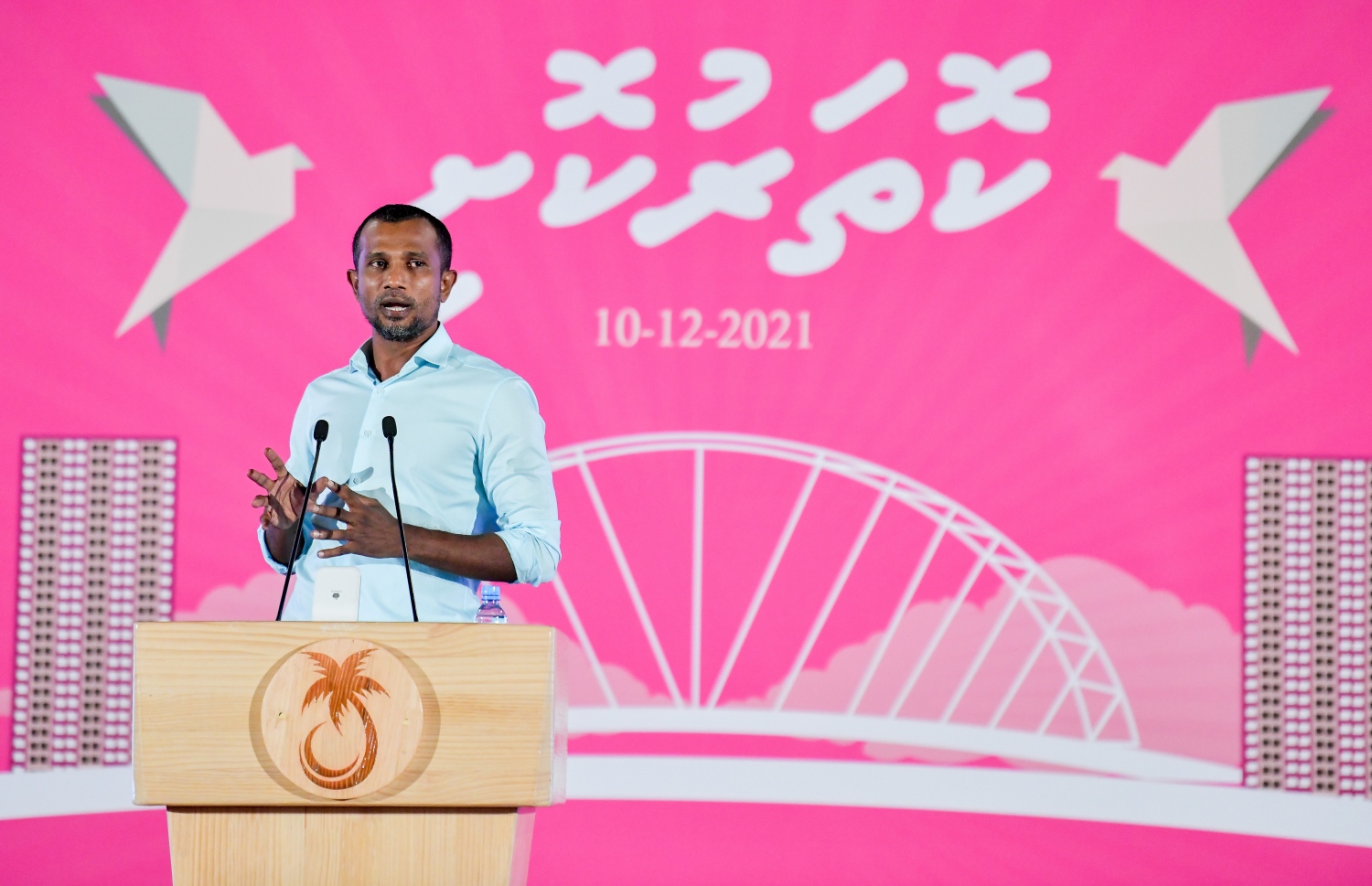 ޑިސެމްބަރު 10، 2021: އިދިކޮޅު ޕީޕީއެމް/ޕީއެންސީން ކާނިވާ ސަރަހައްދުގައި ބޭއްވި "ކޮތަރުކޮށި" ޖަލްސާގައި މަހިބަދޫ ދާއިރާގެ މެމްބަރު އަހުމަދު ތޯރިގް (ޓޮމް) ވާހަކަ ދައްކަވަނީ: މި ޖަލްސާ އަށް ވެސް އިދިކޮޅު ހަރަކާތުގެ އެތައް ހާސް ބަޔަކު ބައިވެރިވި.--- ފޮޓޯ: ފަޔާޒު މޫސާ / މިހާރު