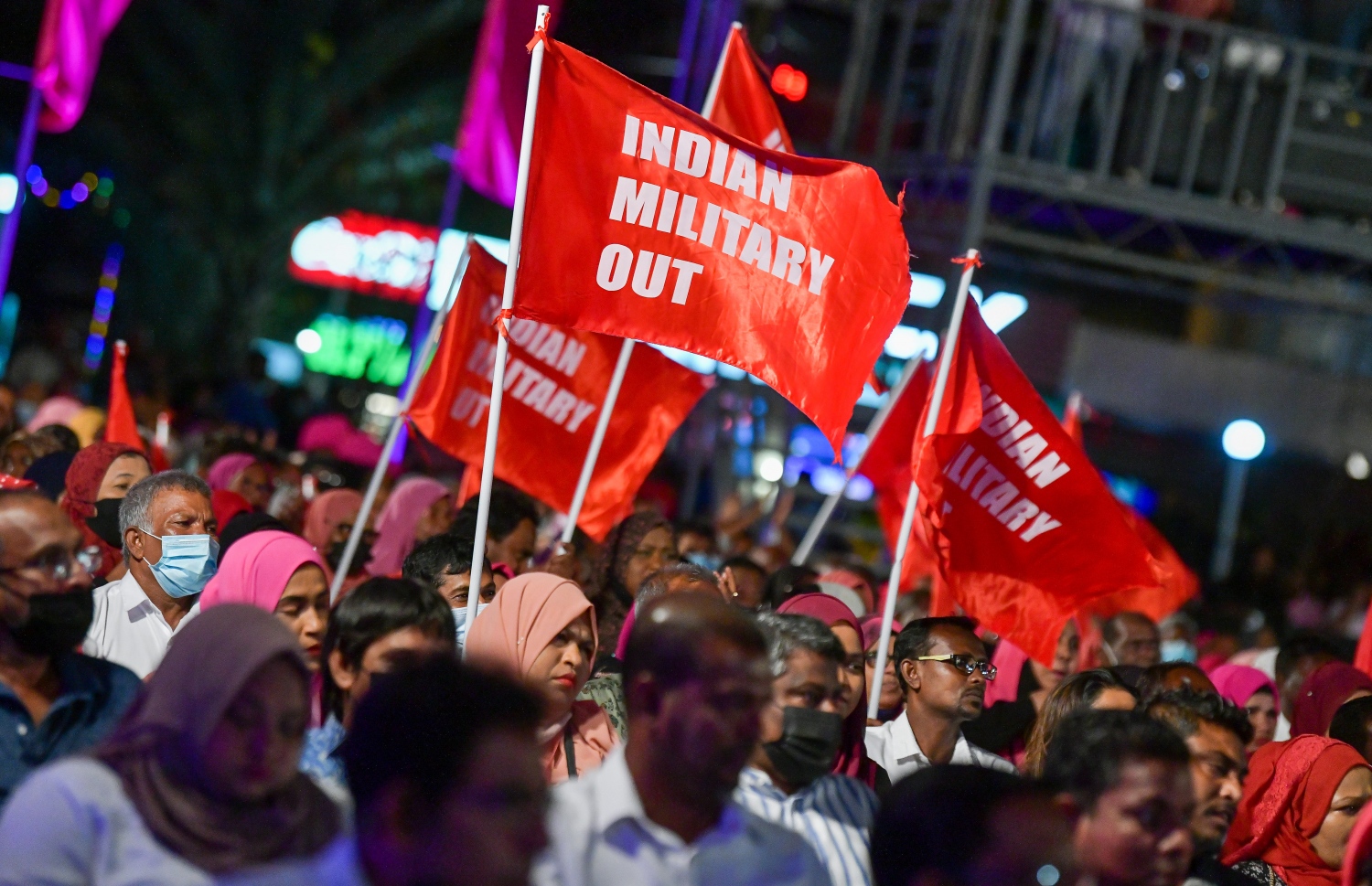 ޑިސެމްބަރު 10، 2021: އިދިކޮޅު ޕީޕީއެމް/ޕީއެންސީން ކާނިވާ ސަރަހައްދުގައި ބޭއްވި "ކޮތަރުކޮށި" ޖަލްސާގައި، ރާއްޖޭގައި އިންޑިއާގެ ސިފައިން ތިބުމާ ދެކޮޅުކަން އަންގައިދޭ ލިޔުންތައް ހިފައިގެން ބަޔަކު ޝުއޫރު ފާޅުކުރަނީ.--- ފޮޓޯ: ފަޔާޒު މޫސާ / މިހާރު