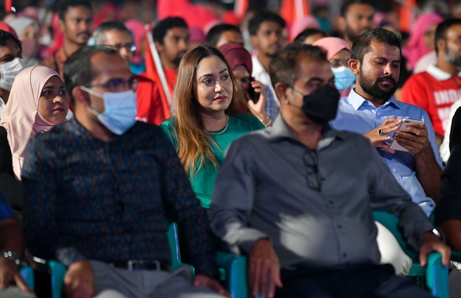 ޑިސެމްބަރު 10، 2021: އިދިކޮޅު ޕީޕީއެމް/ޕީއެންސީން ކާނިވާ ސަރަހައްދުގައި ބޭއްވި "ކޮތަރުކޮށި" ޖަލްސާގައި އެ ކޯލިޝަންގެ ބައެއް އިސްވެރިން ބައިވެރިވެވަޑައިގަންނަވަނީ: މި ޖަލްސާ އަށް ވެސް އިދިކޮޅު ހަރަކާތުގެ އެތައް ހާސް ބަޔަކު ބައިވެރިވި.--- ފޮޓޯ: ފަޔާޒު މޫސާ / މިހާރު