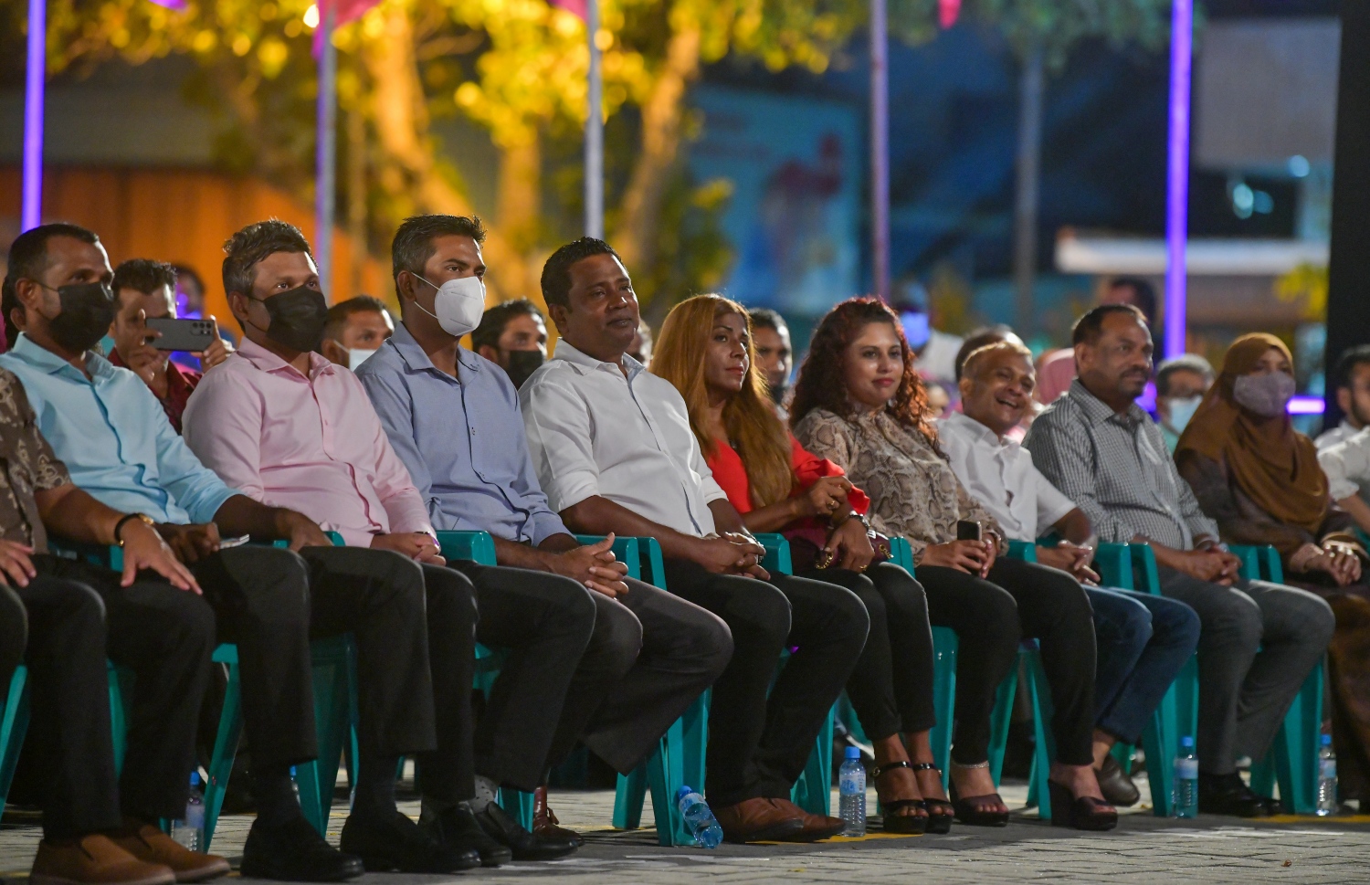 ޑިސެމްބަރު 10، 2021: އިދިކޮޅު ޕީޕީއެމް/ޕީއެންސީން ކާނިވާ ސަރަހައްދުގައި ބޭއްވި "ކޮތަރުކޮށި" ޖަލްސާގައި އެ ކޯލިޝަންގެ ބައެއް އިސްވެރިން ބައިވެރިވެވަޑައިގަންނަވަނީ: މި ޖަލްސާ އަށް ވެސް އިދިކޮޅު ހަރަކާތުގެ އެތައް ހާސް ބަޔަކު ބައިވެރިވި.--- ފޮޓޯ: ފަޔާޒު މޫސާ / މިހާރު