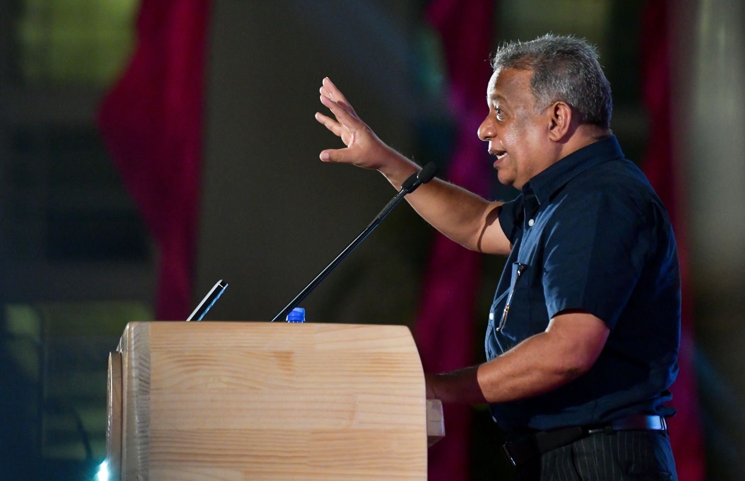 ޑިސެމްބަރު 10، 2021: އިދިކޮޅު ޕީޕީއެމް/ޕީއެންސީން ކާނިވާ ސަރަހައްދުގައި ބޭއްވި "ކޮތަރުކޮށި" ޖަލްސާގައި އޭދަފުށި ދާއިރާގެ މެމްބަރު އަދި ޕީޕީއެމްގެ ޕީޖީ ލީޑަރު އަހުމަދު ސަލީމް ވާހަކަ ދައްކަވަނީ: މި ޖަލްސާ އަށް ވެސް އިދިކޮޅު ހަރަކާތުގެ އެތައް ހާސް ބަޔަކު ބައިވެރިވި.--- ފޮޓޯ: ފަޔާޒު މޫސާ / މިހާރު