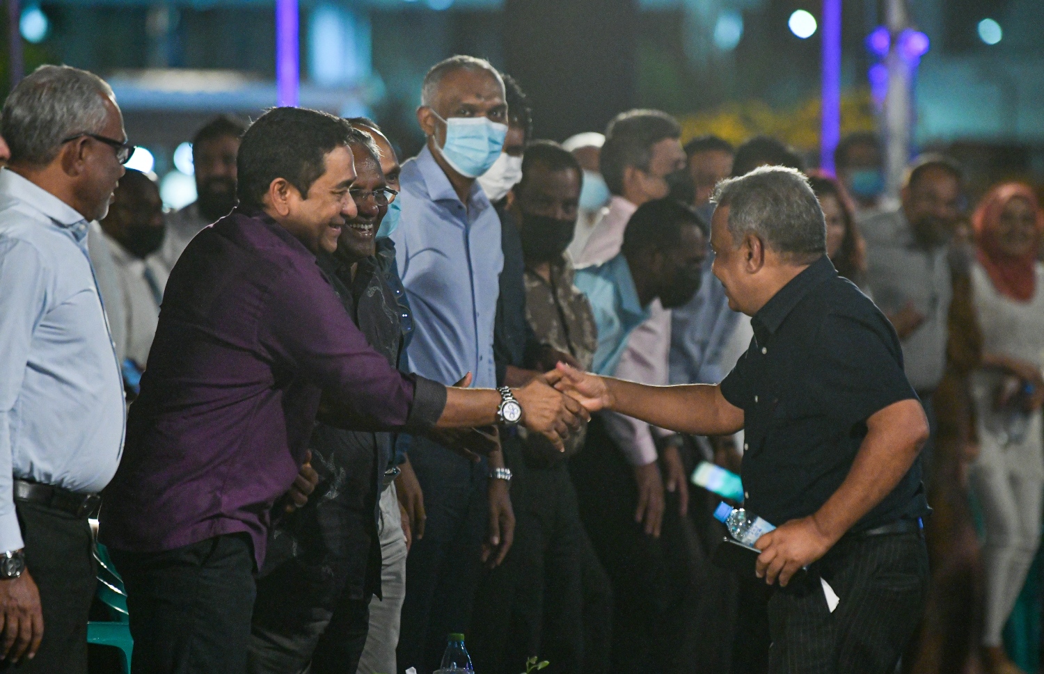 ޑިސެމްބަރު 10، 2021: އިދިކޮޅު ޕީޕީއެމް/ޕީއެންސީން ކާނިވާ ސަރަހައްދުގައި ބޭއްވި "ކޮތަރުކޮށި" ޖަލްސާގައި ޕީޕީއެމްގެ ޕީޖީ ލީޑަރު އޭދަފުށި ދާއިރާގެ މެމްބަރު ސަލީމް ދެއްކެވި ފޯރިގަދަ ވާހަކަތަކާ ގުޅިގެން އޭނާ އަށް ތަރުހީބު ދެއްވައި، ކުރީގެ ރައީސް އަދި އިދިކޮޅު ލީޑަރު ޔާމީން، ސަލީމްއާ ސަލާމް ކުރައްވަނީ.--- ފޮޓޯ: ފަޔާޒު މޫސާ / މިހާރު