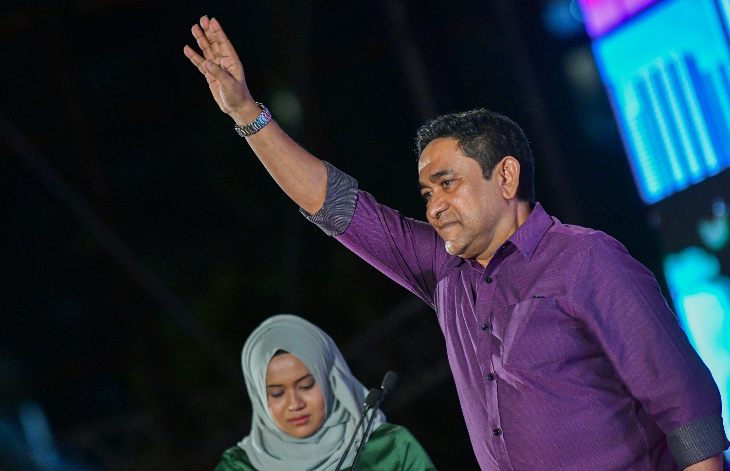 ޑިސެމްބަރު 10، 2021: އިދިކޮޅު ޕީޕީއެމް/ޕީއެންސީން ކާނިވާ ސަރަހައްދުގައި ބޭއްވި "ކޮތަރުކޮށި" ޖަލްސާގައި ކުރީގެ ރައީސް އަދި އިދިކޮޅު ލީޑަރު ޔާމީން އެ މަނިކުފާނުގެ ސަޕޯޓަރުންނަށް އަތްޕުޅު ހިއްލާލައްވައި ސަލާމް ކުރައްވަނީ.---ފޮޓޯ: ފަޔާޒު މޫސާ/ މިހާރު