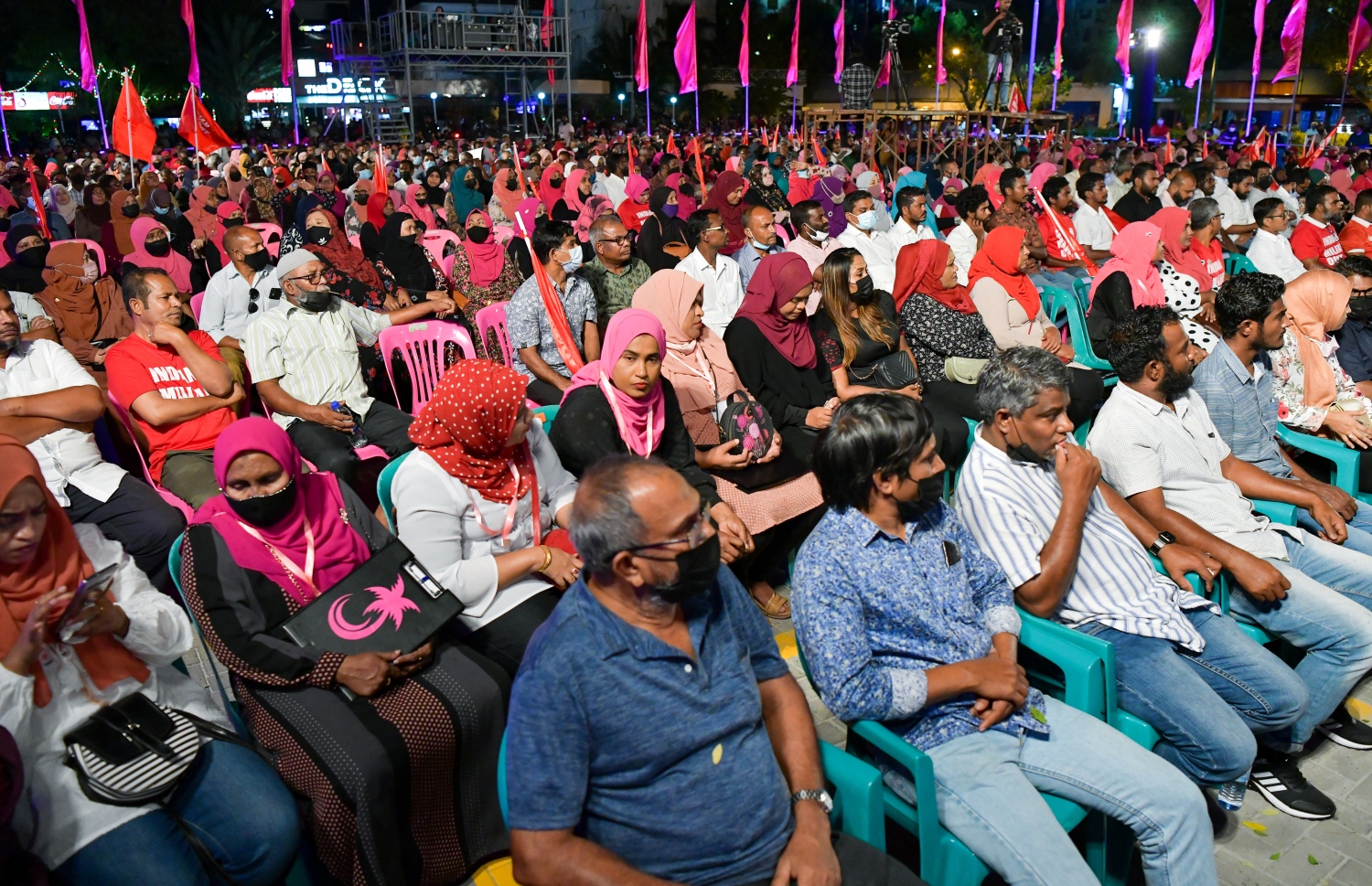 ޑިސެމްބަރު 10، 2021: އިދިކޮޅު ޕީޕީއެމް/ޕީއެންސީން ކާނިވާ ސަރަހައްދުގައި ބޭއްވި "ކޮތަރުކޮށި" ޖަލްސާގައި ބައިވެރިވި ބައެއް މީހުން: މި ޖަލްސާ އަށް ވެސް އިދިކޮޅު ހަރަކާތުގެ އެތައް ހާސް ބަޔަކު ބައިވެރިވި.--- ފޮޓޯ: ފަޔާޒު މޫސާ / މިހާރު