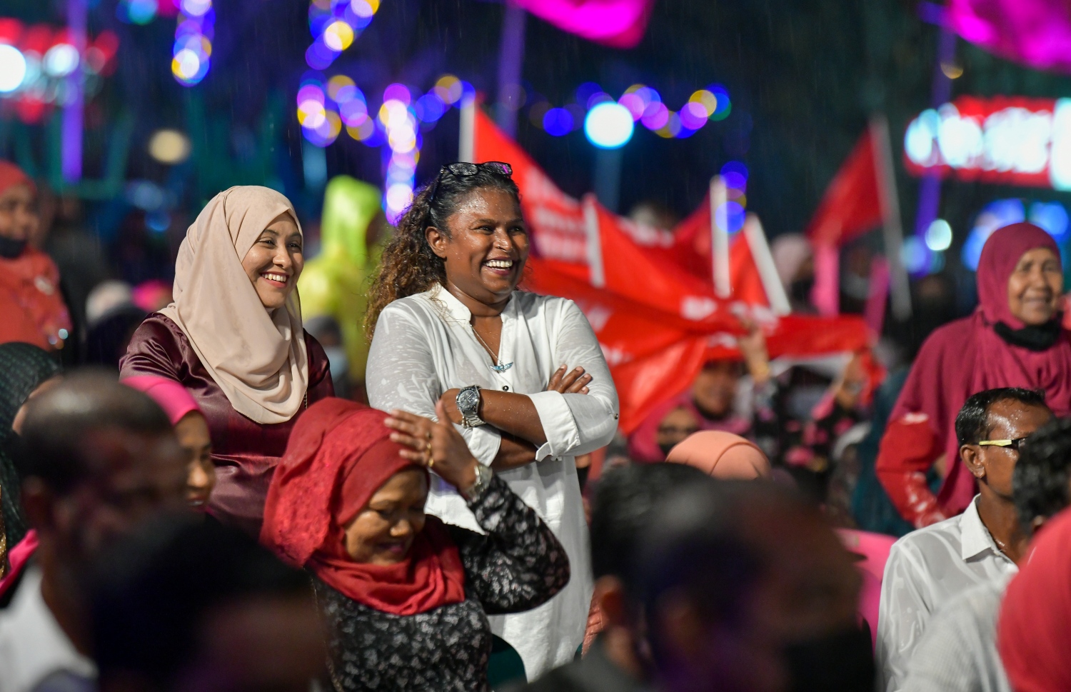 ޑިސެމްބަރު 10، 2021: އިދިކޮޅު ޕީޕީއެމް/ޕީއެންސީން ކާނިވާ ސަރަހައްދުގައި ބޭއްވި "ކޮތަރުކޮށި" ޖަލްސާގައި ބައިވެރިވި ބައެއް މީހުން.--- ފޮޓޯ: ފަޔާޒު މޫސާ / މިހާރު