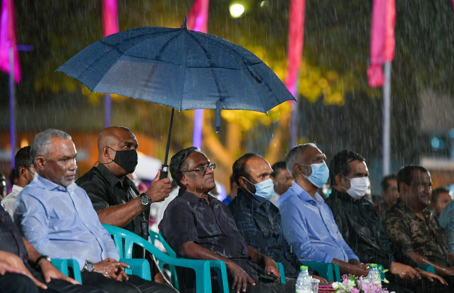 ޑިސެމްބަރު 10، 2021-- އިދިކޮޅު ކޯލިޝަނުން ކާނިވާ ސަރަހައްދުގައި ބޭއްވި "ކޮތަރުކޮށި" ޖަލްސާގައި ކުރީގެ ރައީސް އަދި އިދިކޮޅު ލީޑަރު ޔާމީން ބޯވާރޭގައި ވާހަކަފުޅު ދައްކަވާއިރު، އެ ކޯލިޝަންގެ ބައެއް އިސްވެރިން އެ ވާހަކަފުޅު އަޑުއައްސަވަނީ.--- ފޮޓޯ: ފަޔާޒު މޫސާ / މިހާރު