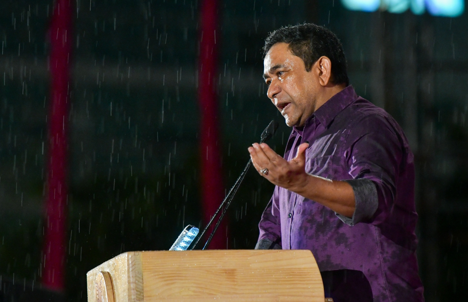 ޑިސެމްބަރު 10، 2021: އިދިކޮޅު ޕީޕީއެމް/ޕީއެންސީން ކާނިވާ ސަރަހައްދުގައި ބޭއްވި "ކޮތަރުކޮށި" ޖަލްސާގައި ކުރީގެ ރައީސް އަދި އިދިކޮޅު ލީޑަރު ޔާމީން ވާހަކަފުޅު ދައްކަވަނީ.---ފޮޓޯ: ފަޔާޒު މޫސާ/ މިހާރު