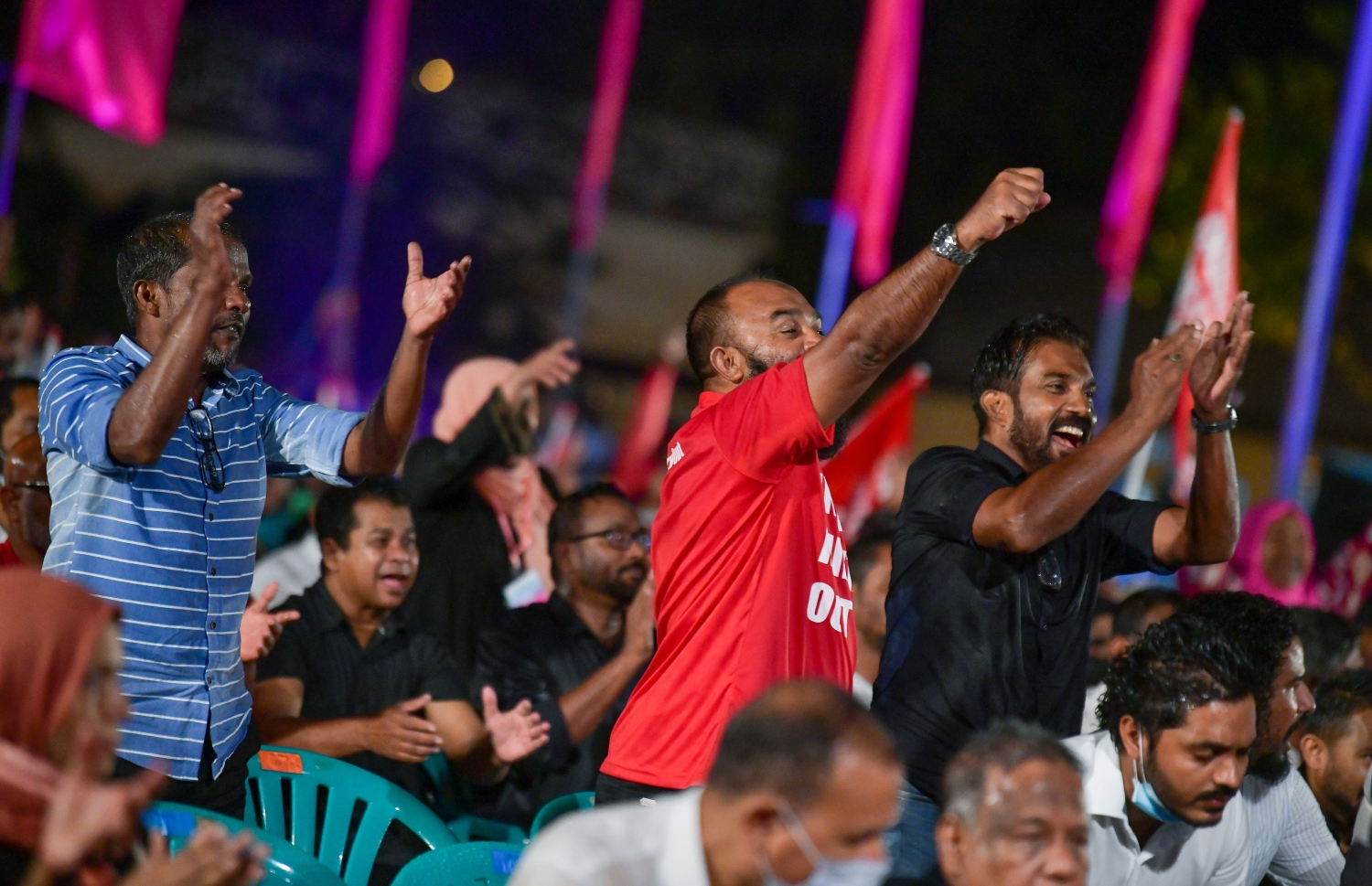 ޑިސެމްބަރު 10، 2021: އިދިކޮޅު ޕީޕީއެމް/ޕީއެންސީން ކާނިވާ ސަރަހައްދުގައި ބޭއްވި "ކޮތަރުކޮށި" ޖަލްސާގައި، ރާއްޖޭގައި އިންޑިއާގެ ސިފައިން ތިބުމާ ދެކޮޅަށް ބަޔަކު ޝުއޫރު ފާޅުކުރަނީ.--- ފޮޓޯ: ފަޔާޒު މޫސާ / މިހާރު