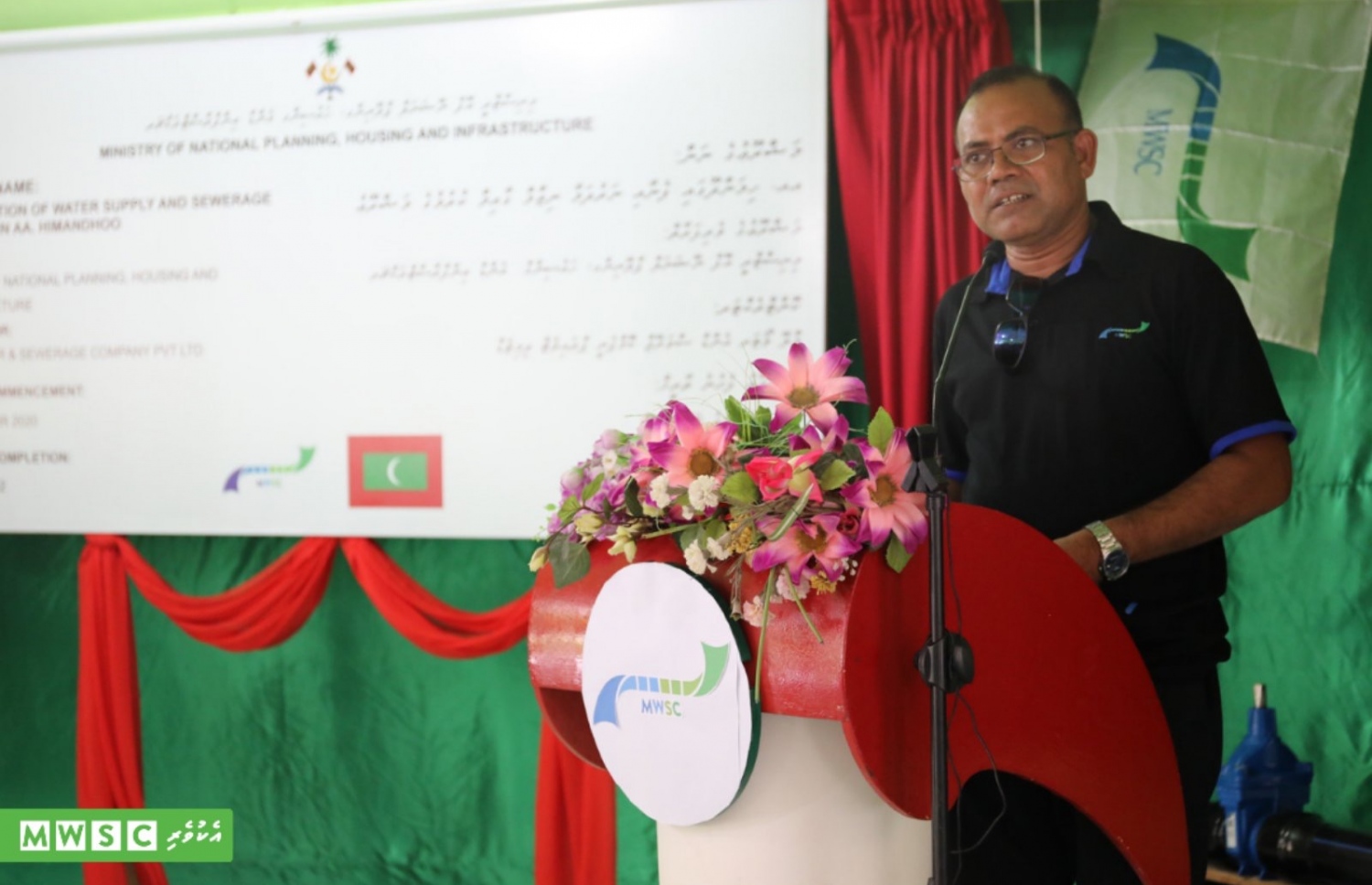 ހިމަންދޫ ފެނާއި ނަރުދަމާގެ ނިޒާމުގެ މަސައްކަތް ފައްޓަވައިދެއްވުމަށްފަހު އެމްޑަބްލިއުއެސްސީގެ މެނޭޖިން ޑިރެކްޓަރު ޝާހް ވާހަކަދައްކަވަނީ-- ފޮޓޯ: އެމްޑަބްލިއުއެސްސީ