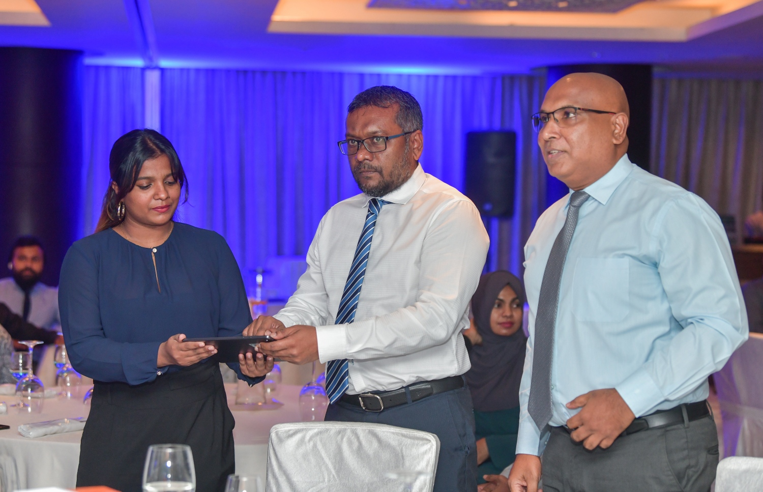 އިކޮނޮމިކް މިނިސްޓަރު ފައްޔާޒު އިސްމާއިލް، އެޗްޑީސީގެ ސްމާޓްކޮމް ބްރޭންޑް ތައާރަފު ކޮށްދެއްވަނީ-- ފޮޓޯ: ފަޔާޒު މޫސާ/މިހާރު