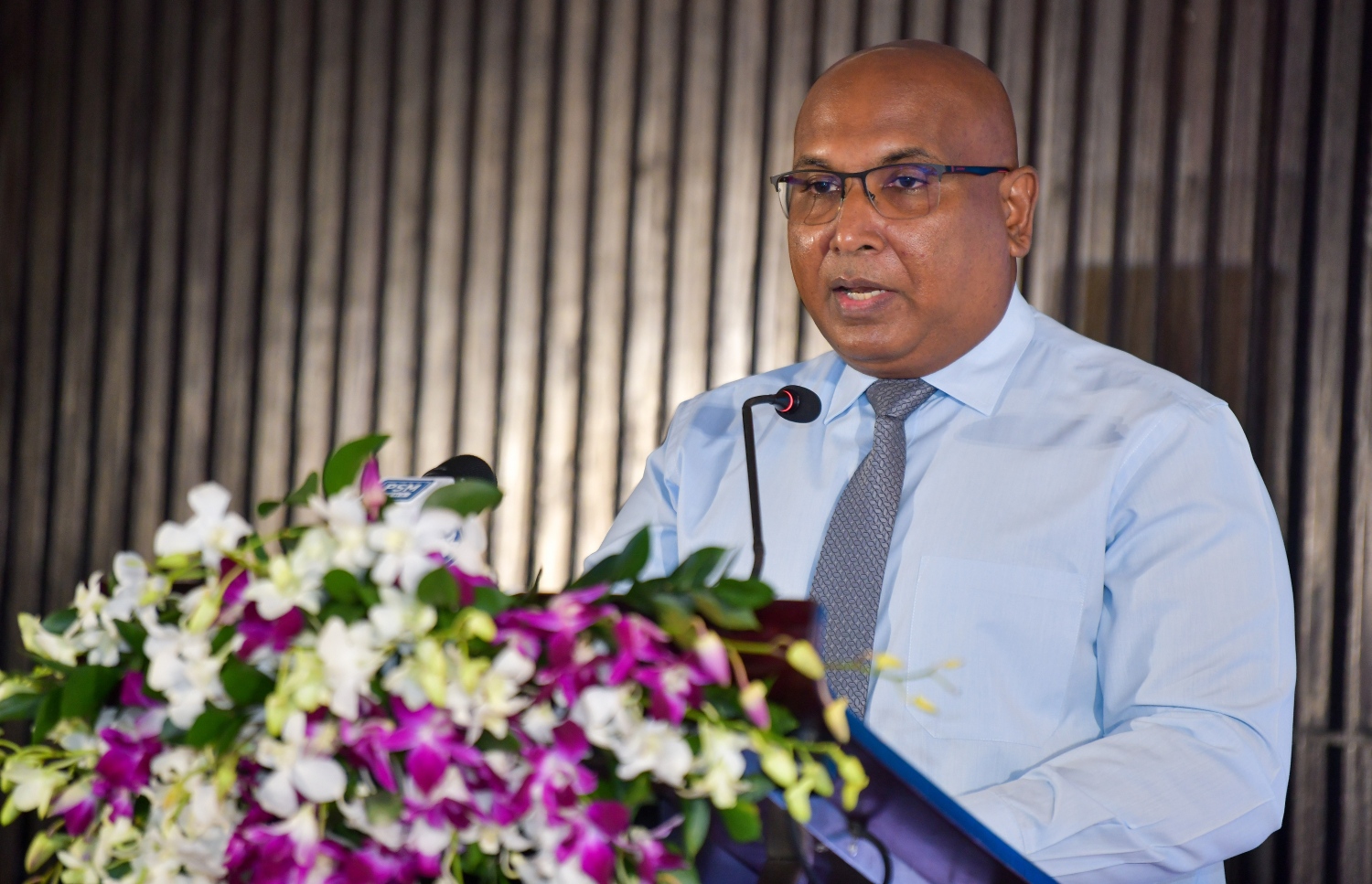 އެޗްޑީސީގެ މެނޭޖިން ޑިރެކްޓަރު ސުހައިލް އަހުމަދު ސްމާޓްކޮމްއާ ގުޅޭގޮތުން ވާހަކަދައްވަނީ-- ފޮޓޯ: ފަޔާޒު މޫސާ/މިހާރު