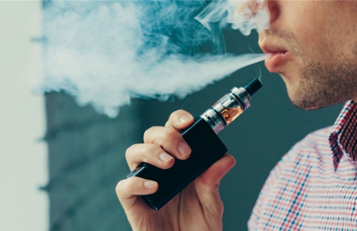 މީހަކު ވޭޕްކުރަނީ.