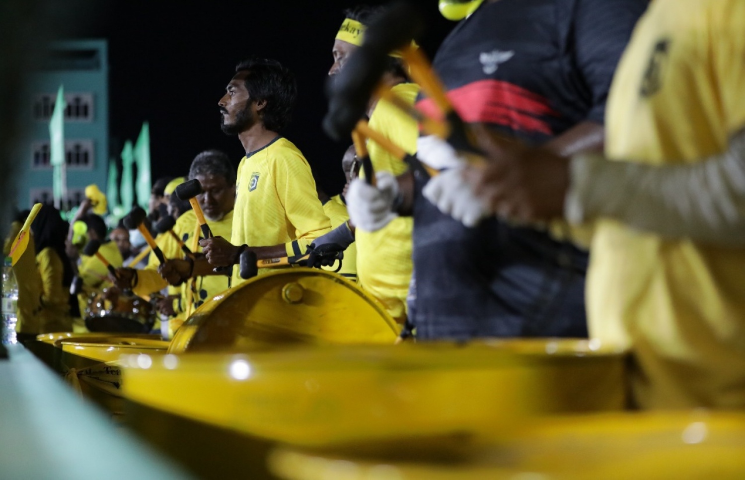 އާރްއާރްސީގެ ސަޕޯޓަރުން ޓީމަށް ސަޕޯޓް ދެނީ --- ފޮޓޯ: އާރްއާރްސީ