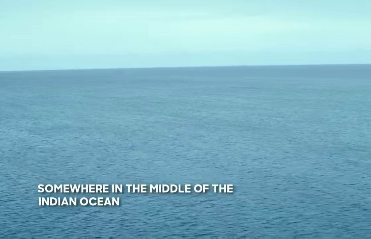 "އިންޓު ދަ ވައިލްޑް ވިތު ބެއާ ގްރިލްސް އެންޑް ވިކީ ކޯޝަލް" ގެ މަންޒަރުތަކެއް.