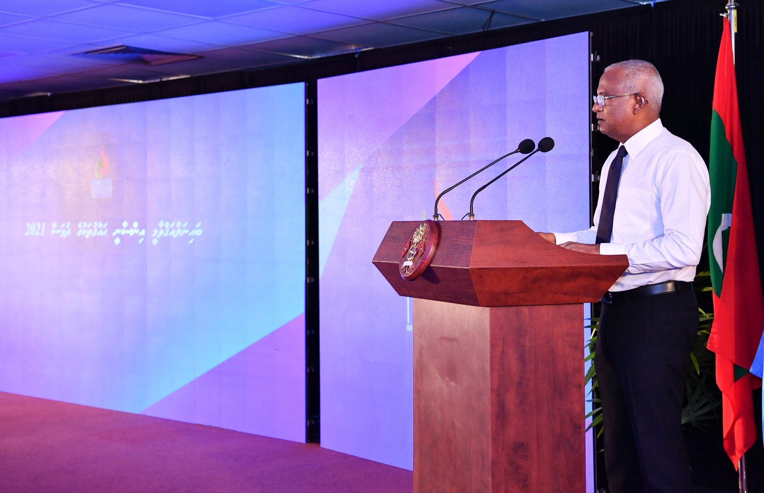 ބައިނަލް އަގުވާމީ އިންސާނީ ހައްގުތަކުގެ ދުވަހުގެ ޖަލްސާގައި ރައީސް އިބްރާހީމް މުހައްްމަދު ސޯލިހު ވާހަކަ ދައްކަވަނީ. ރައީސް ވިދާޅުވީ ނޫސްވެރިކަމުގެ މިނިވަންކަން ދީގެން ވީ ގެއްލުމެއް ނެތް ކަމަށް. -- ފޮޓޯ: ރައީސް އޮފީސް