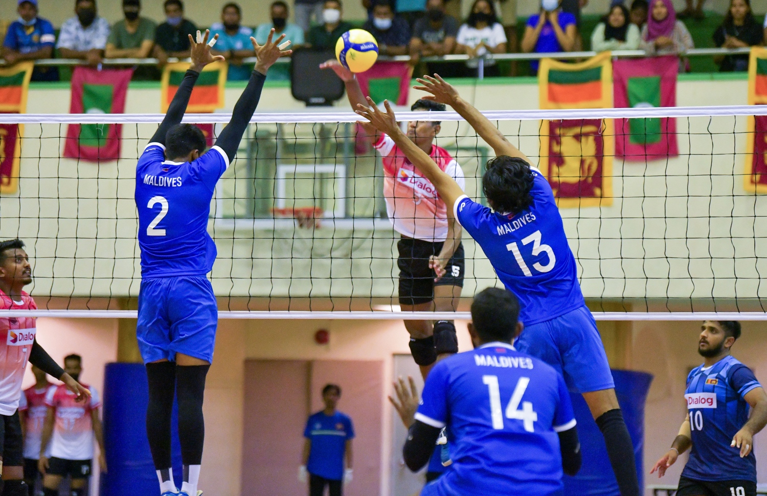 މާލެ- ޑިސެމްބަރު 12، 2021: ގައުމީ ވޮލީ ޓީމު ސްރީލަންކާއާ ދެކޮޅަށް ކުޅުނު ބައިނަލްއަގުވާމީ އެކުވެރިކަމުގެ މެޗުގައި ލަންކާ ކުޅުންތެރިއެއްގެ ޝޮޓެއް ރާއްޖޭގެ ކުޅުންތެރިން ދިފާއު ކުރަނީ. -- ފޮޓޯ: ފަޔާޒު މޫސާ / މިހާރު