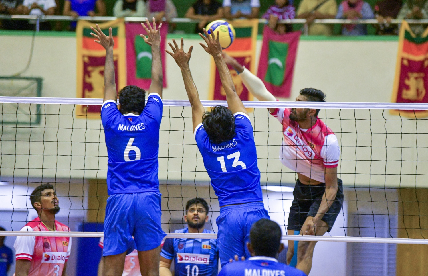 މާލެ: ޑިސެމްބަރު 12، 2021-- ގައުމީ ވޮލީ ޓީމު ސްރީލަންކާ އާއި ދެކޮޅަށް ކުޅެވުނު އިންޓަނޭޝަނަލް އެކުވެރިކަމުގެ ވޮލީ މެޗު ސީރީޒްގެ ފަހު މެޗުގެ ތެރެއިން-- ފޮޓޯތައް: ފަޔާޒު މޫސާ / މިހާރު