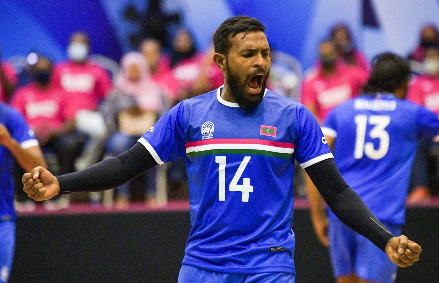 މާލެ- ޑިސެމްބަރު 12، 2021: ގައުމީ ވޮލީ ޓީމު ސްރީލަންކާއާ ދެކޮޅަށް ކުޅުނު ބައިނަލްއަގުވާމީ އެކުވެރިކަމުގެ މެޗުގައި ރާއްޖެ އަށް ޕޮއިންޓެއް ލިބުމުން ކުޅުންތެރިއަކު އުފާފާޅު ކުރަނީ. -- ފޮޓޯ: ފަޔާޒު މޫސާ / މިހާރު