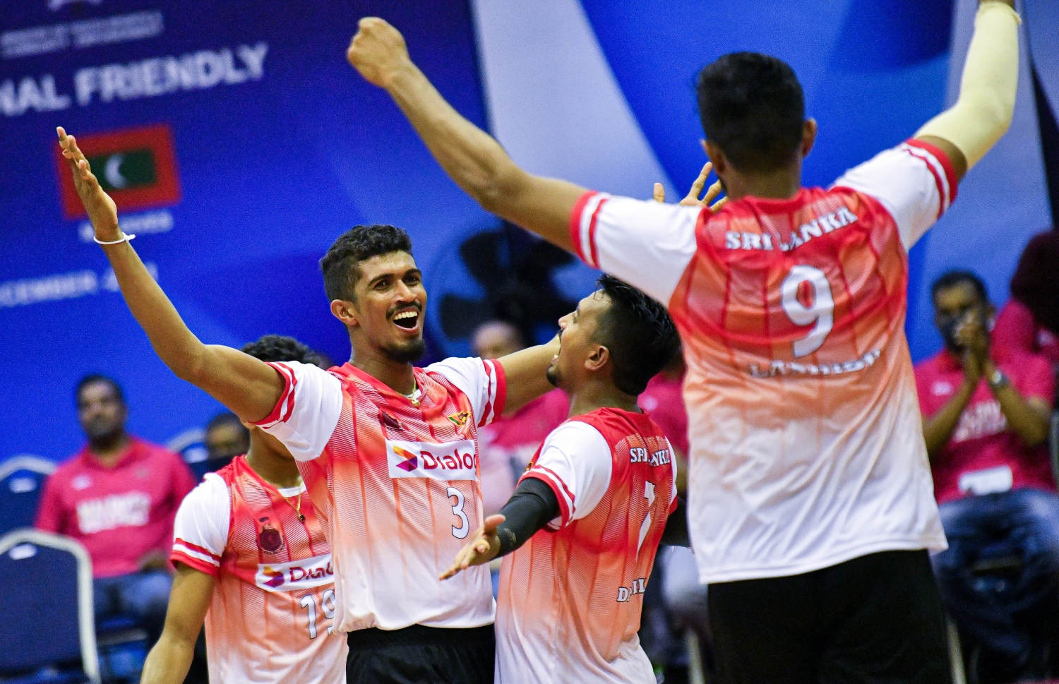 މާލެ- ޑިސެމްބަރު 12، 2021: ރާއްޖެ އާއި ސްރީ ލަންކާ ކުޅުނު ބައިނަލްއަގުވާމީ އެކުވެރިކަމުގެ މެޗުގައި ލަންކާ އަށް ޕޮއިންޓެއް ލިބުމުން ކުޅުންތެރިން އުފާފާޅު ކުރަނީ: އެކުވެރިކަމުގެ ތިން މެޗު ވެސް ކާމިޔާބު ކުރީ ލަންކާ. -- ފޮޓޯ: ފަޔާޒު މޫސާ / މިހާރު