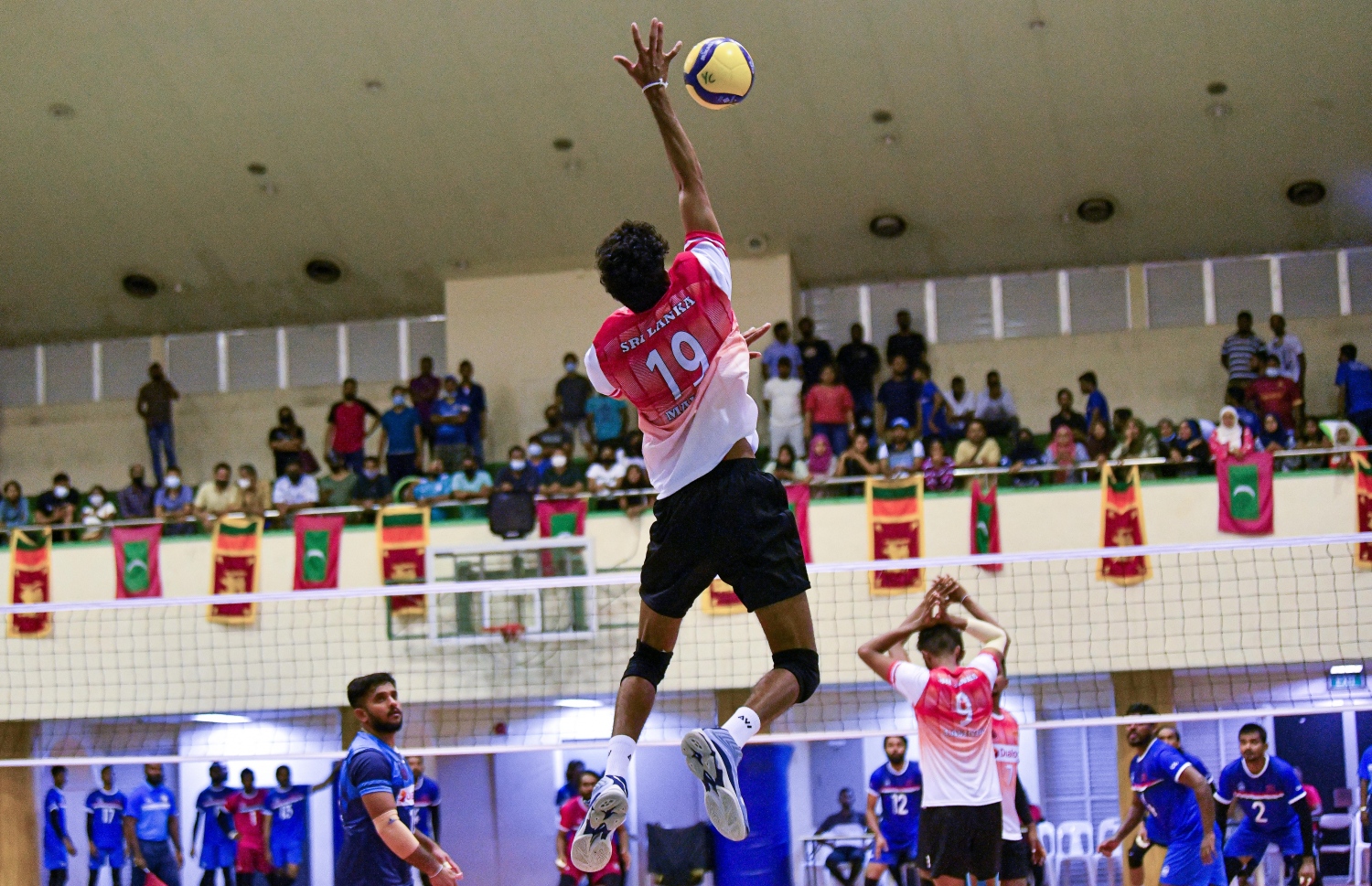 މާލެ- ޑިސެމްބަރު 12، 2021: ގައުމީ ވޮލީ ޓީމު ސްރީލަންކާއާ ދެކޮޅަށް ކުޅުނު ބައިނަލްއަގުވާމީ އެކުވެރިކަމުގެ މެޗުގައި ލަންކާ ކުޅުންތެރިއެއް ޝޮޓެއް ޖަހަނީ. -- ފޮޓޯ: ފަޔާޒު މޫސާ / މިހާރު