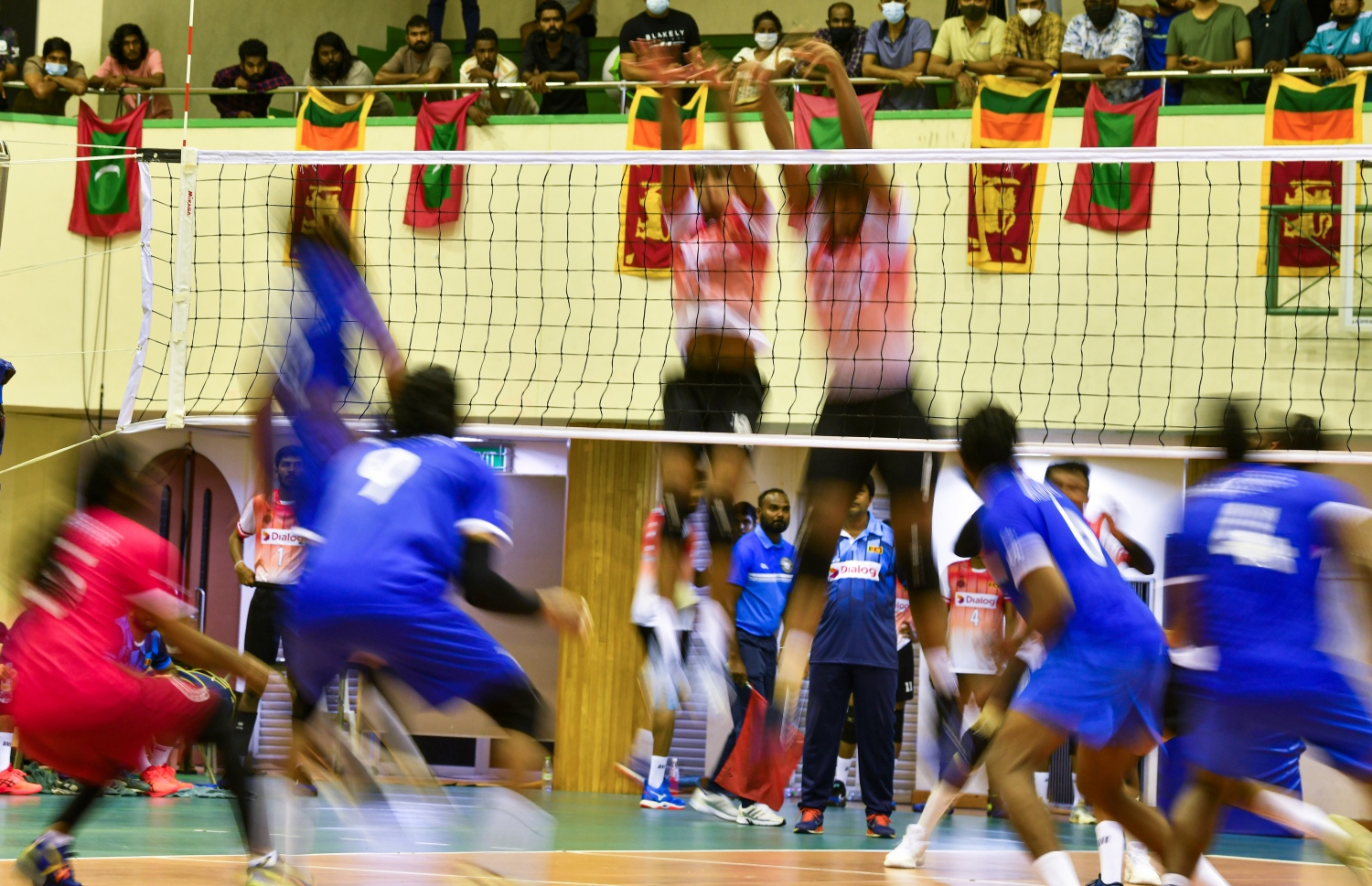 މާލެ- ޑިސެމްބަރު 12، 2021: ގައުމީ ވޮލީ ޓީމު ސްރީލަންކާއާ ދެކޮޅަށް ކުޅުނު ބައިނަލްއަގުވާމީ އެކުވެރިކަމުގެ މެޗުގައި ލަންކާ ކުޅުންތެރިއެއްގެ ޝޮޓެއް ޖަހަނީ. -- ފޮޓޯ: ފަޔާޒު މޫސާ / މިހާރު