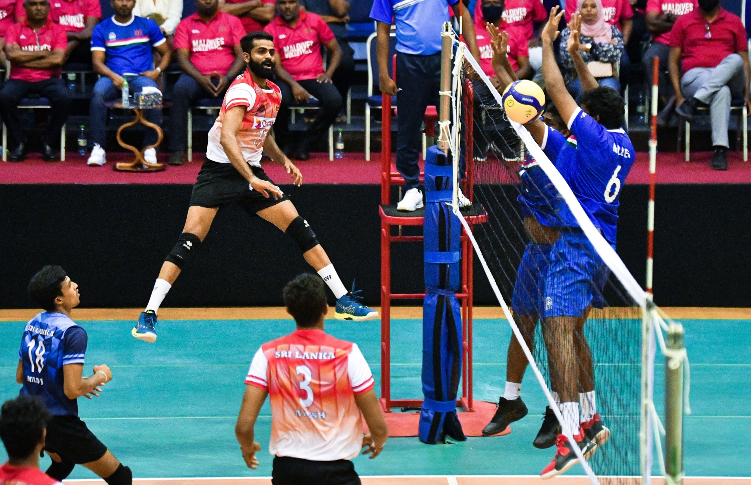 މާލެ- ޑިސެމްބަރު 12، 2021: ގައުމީ ވޮލީ ޓީމު ސްރީލަންކާއާ ދެކޮޅަށް ކުޅުނު ބައިނަލްއަގުވާމީ އެކުވެރިކަމުގެ މެޗުގައި ލަންކާ ކުޅުންތެރިއެއްގެ ޝޮޓެއް ރާއްޖޭގެ ކުޅުންތެރިން ދިފާއު ކުރަނީ. -- ފޮޓޯ: ފަޔާޒު މޫސާ / މިހާރު