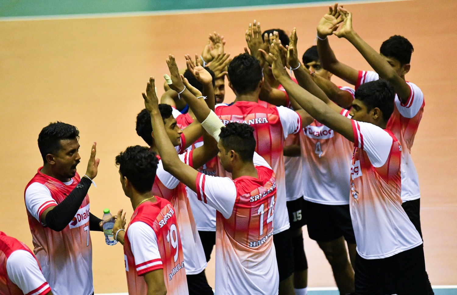 މާލެ: ޑިސެމްބަރު 12، 2021-- ގައުމީ ވޮލީ ޓީމު ސްރީލަންކާ އާއި ދެކޮޅަށް ކުޅެވުނު އެކުވެރިކަމުގެ ވޮލީ މެޗު ސީރީޒްގެ ފަހު މެޗުގެ ތެރެއިން ރާއްޖެ ބަލިކުރުމަށް ފަހު ލަންކާ ކުޅުންތެރިން އުފާ ފާޅުކުރަނީ -- ފޮޓޯތައް: ފަޔާޒު މޫސާ / މިހާރު