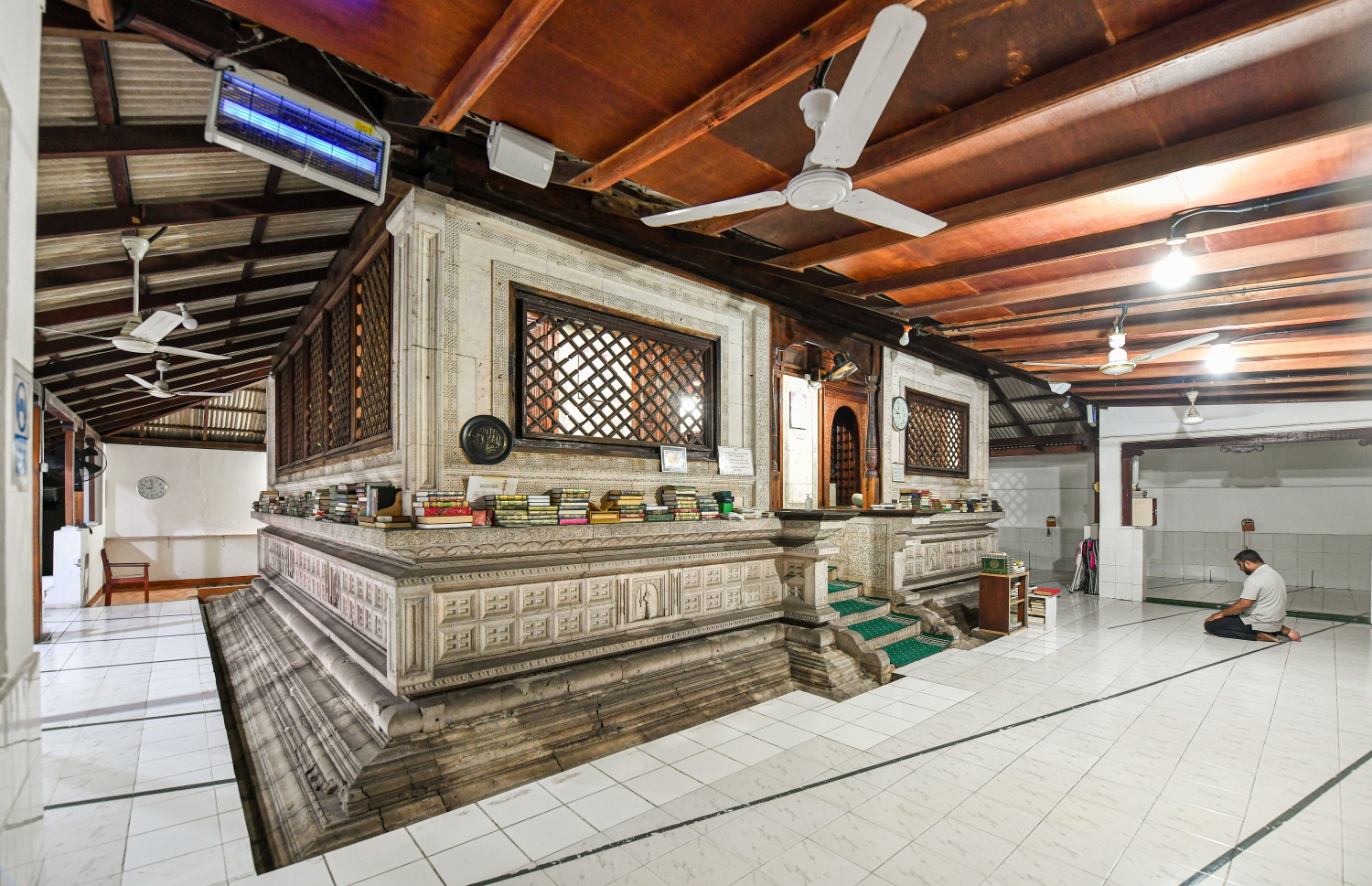 ޑިސެމްބަރު 14، 2021-- އީދު މިސްކިތުގައި ޖާގަ އިތުރުކުރުމަށް، ފަހުން ހަދާފައިވާ ބައި ހިޔާކޮށް ޓައިލްސް ޖަހާފައި: ކުރިން މި ސަރަހައްދަކީ ދޮންވެލި އަޅައިފަ އޮންނަ ސަރަހައްދެއް-- ފޮޓޯ: ފަޔާޒު މޫސާ / މިހާރު