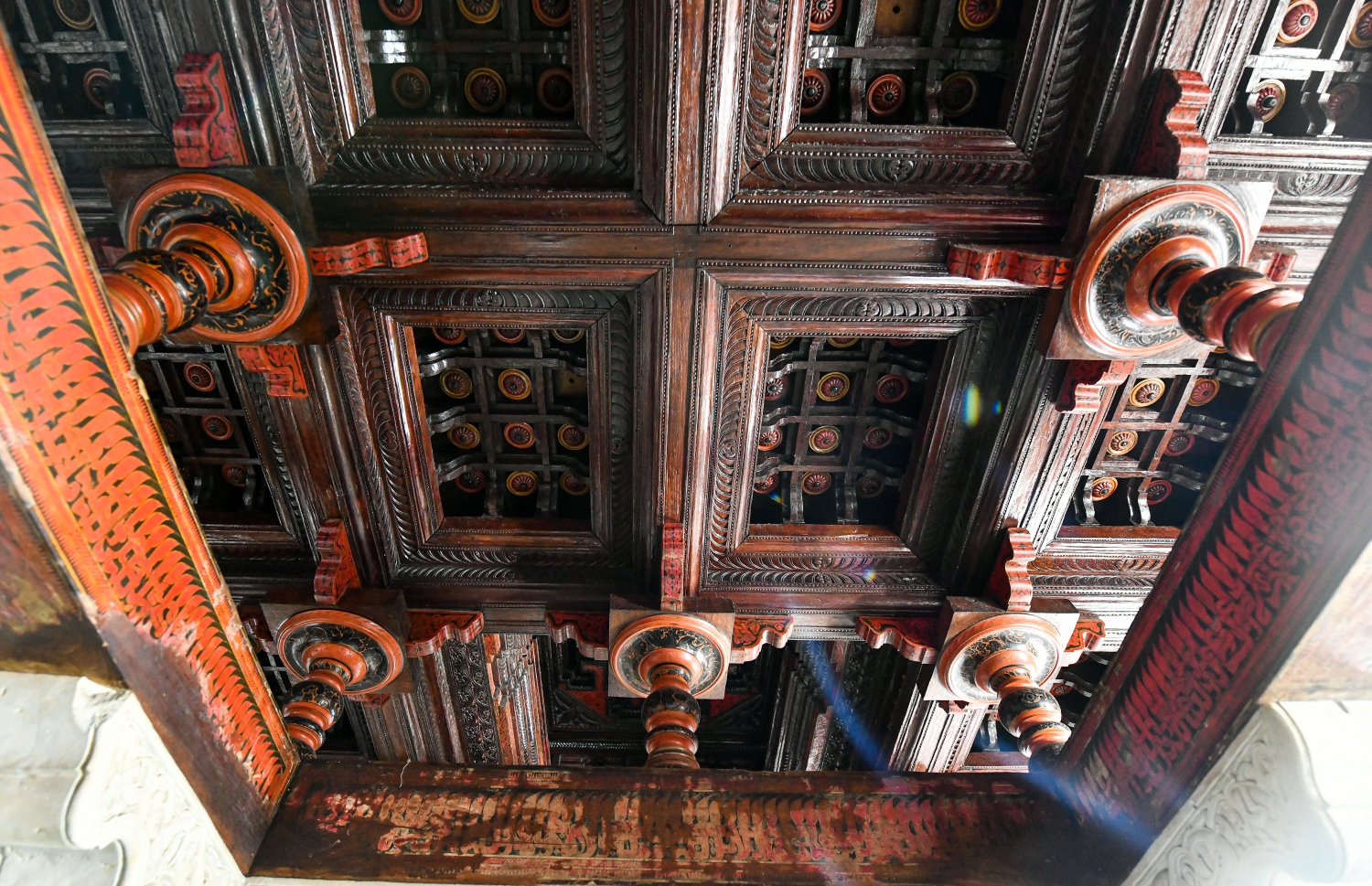 ޑިސެމްބަރު 14، 2021-- އީދު މިސްކިތުގެ މަތިވަޑާންގަނޑު. ހައިވަކަރުން ހަދާފައިވާ މި ތަނުގައި ޑިޒައިންކޮށްފައިވާ ބައެއް ކުރެހުންތައް މިހާރު ހުރީ ގެއްލިގެން ގޮސްފައި-- ފޮޓޯ: ފަޔާޒު މޫސާ /މިހާރު