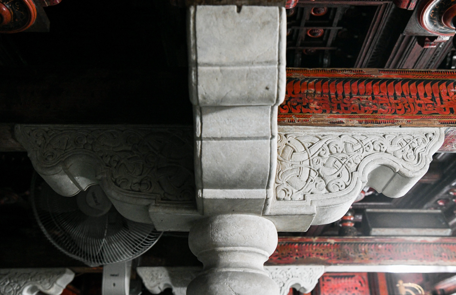 ޑިސެމްބަރު 14، 2021: އީދު މިސްކިތް ބިނާކުރި އިރު މަތިވަޑާން ހިފެހެއްޓުމަށް ހިރިގަލުގައި ކަނޑާނަގައިގެން ހަދާފައިވާ ތަނބެއް: މީގެ ހަތަރު ތަނބު މިސްކިތުގައި ހުންނައިރު ޖާގައިތުރުކުރަން ހަދާފައިވާ މިސްކިތު ގޯތީގެ ސަބަބުން މި ތަނުގެ އަސްލުވަނީ ފޮރުވިފައި .- ފޮޓޯ: ފަޔާޒު މޫސާ/ މިހާރު