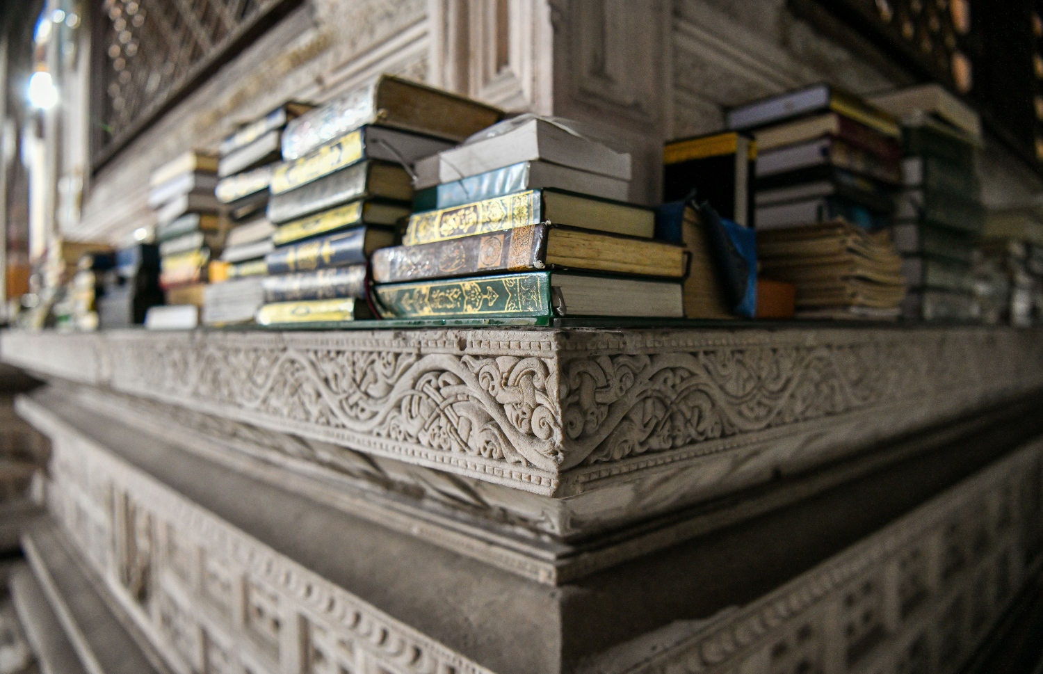 ޑިސެމްބަރު 14، 2021: އީދު މިސްކިތުގެ ބޭރު: ހިރިގަލުން ބިނާކުރި މި މިސްކިތު ގޯތީގައި ޖާގަ އިތުރުކުރަން ހަދާފައިވާ ސަރަހައްދެއް ހުރުމުން މިހާރު މި ފާރުތައް ބޭނުންކުރަނީ ހަތިމް ބަހައްޓަން -- ފޮޓޯ: ފަޔާޒު މޫސާ/ މިހާރު