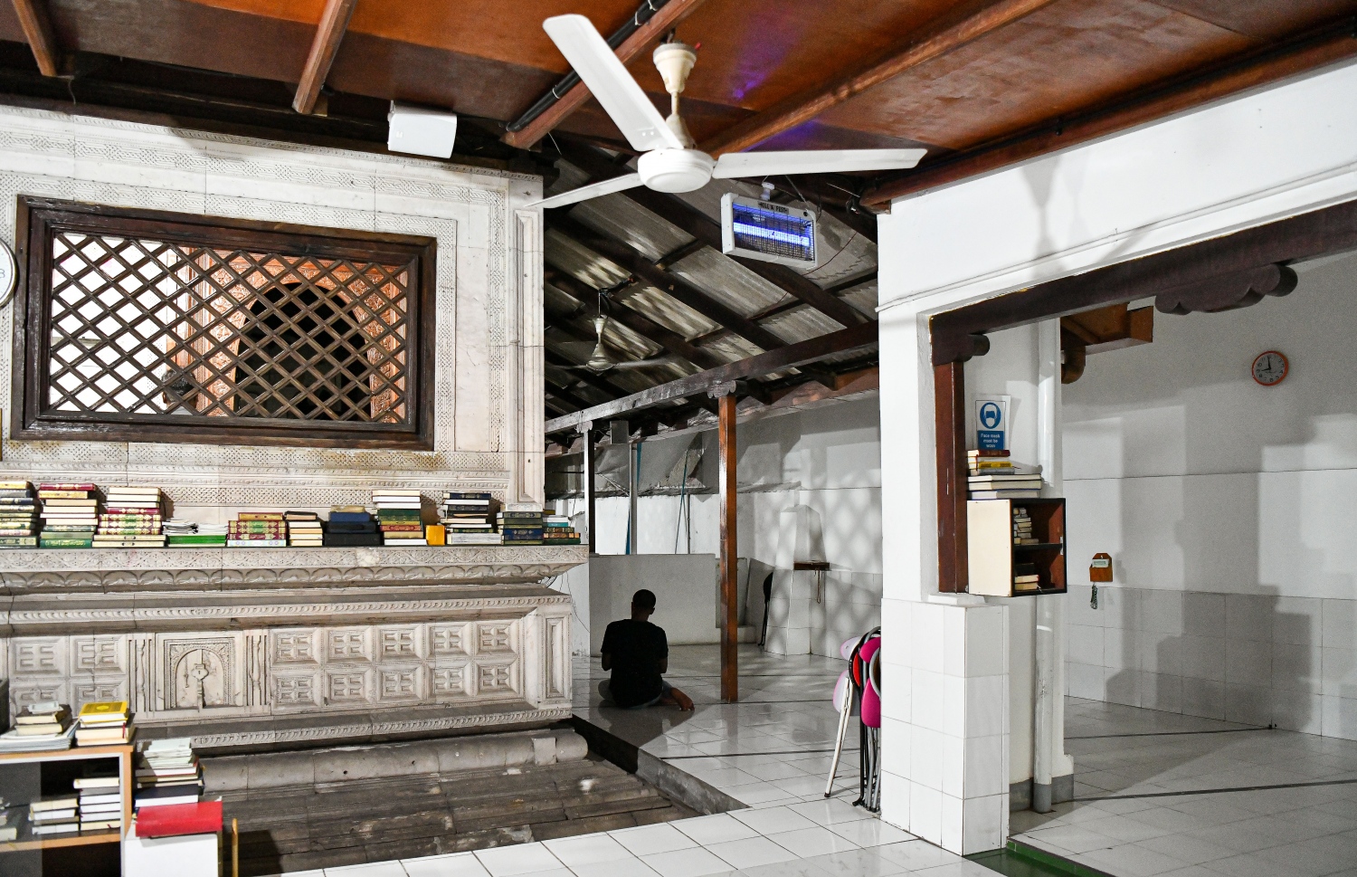 ޑިސެމްބަރު 14، 2021-- އީދު މިސްކިތުގައި ޖާގަ އިތުރުކުރުމަށް ފަހުން ހެދި ބައި ހިޔާކޮށް ޓައިލްސް ޖަހާފައި: ކުރިން މި ސަރަހައްދަކީ ދޮންވެލި އަޅައިފައި އޮންނަ ސަރަހައްދެއް، އިތުރުކޮށްފައިވާ މި ސަރަހައްދުގެ ސަބަބުން އީދު މިސްކިތުގެ އަސްލު ވަނީ ގެއްލިފައި-- ފޮޓޯ: ފަޔާޒު މޫސާ/ މިހާރު