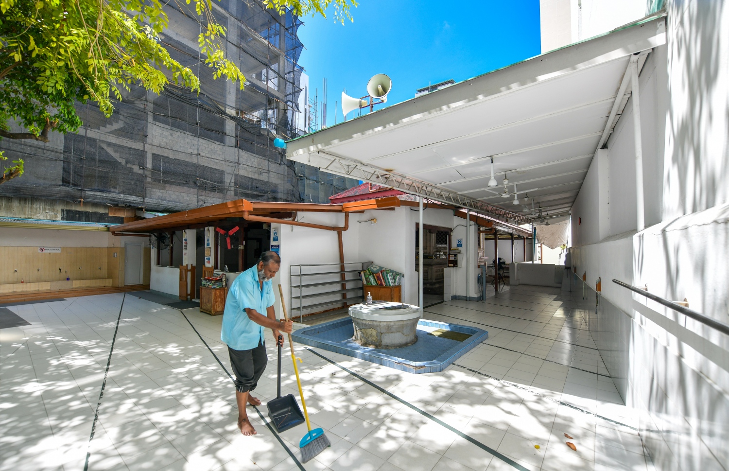 ޑިސެމްބަރު 14، 2021: އީދު މިސްކިތުގައި ޖާގަ އިތުރުކުރުމަށް ފަހުން ހަދައިފައިވާ ބައި ސާފުކުރުމުގެ މަސައްކަތް ކުރަނީ: މީ ކުރިން ދޮންވެލި އަޅައި ރީތިކޮށްފައި އޮންނަ ބައެއް- ފޮޓޯ: ފަޔާޒު މޫސާ/ މިހާރު