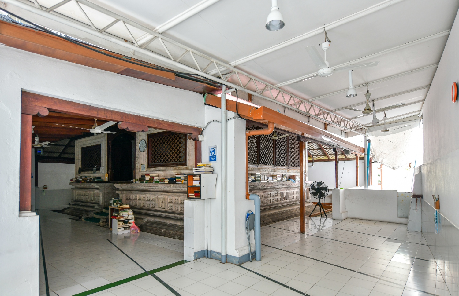 ޑިސެމްބަރު 14، 2021: އީދު މިސްކިތުގައި ޖާގަ އިތުރުކުރުމަށް ފަހުން ހަދާފައިވާ ބައި ހިޔާކޮށް ޓައިލްސް ޖަހާފައި: ބައެއް މީހުން ބުނާ ގޮތުން ތާރީހީ މިފަދަ ބިނާތައް ޒަމާނީ ތަރައްގީއާ އެކުވެގެން ނުވާނެ-- ފޮޓޯ: ފަޔާޒު މޫސާ/ މިހާރު