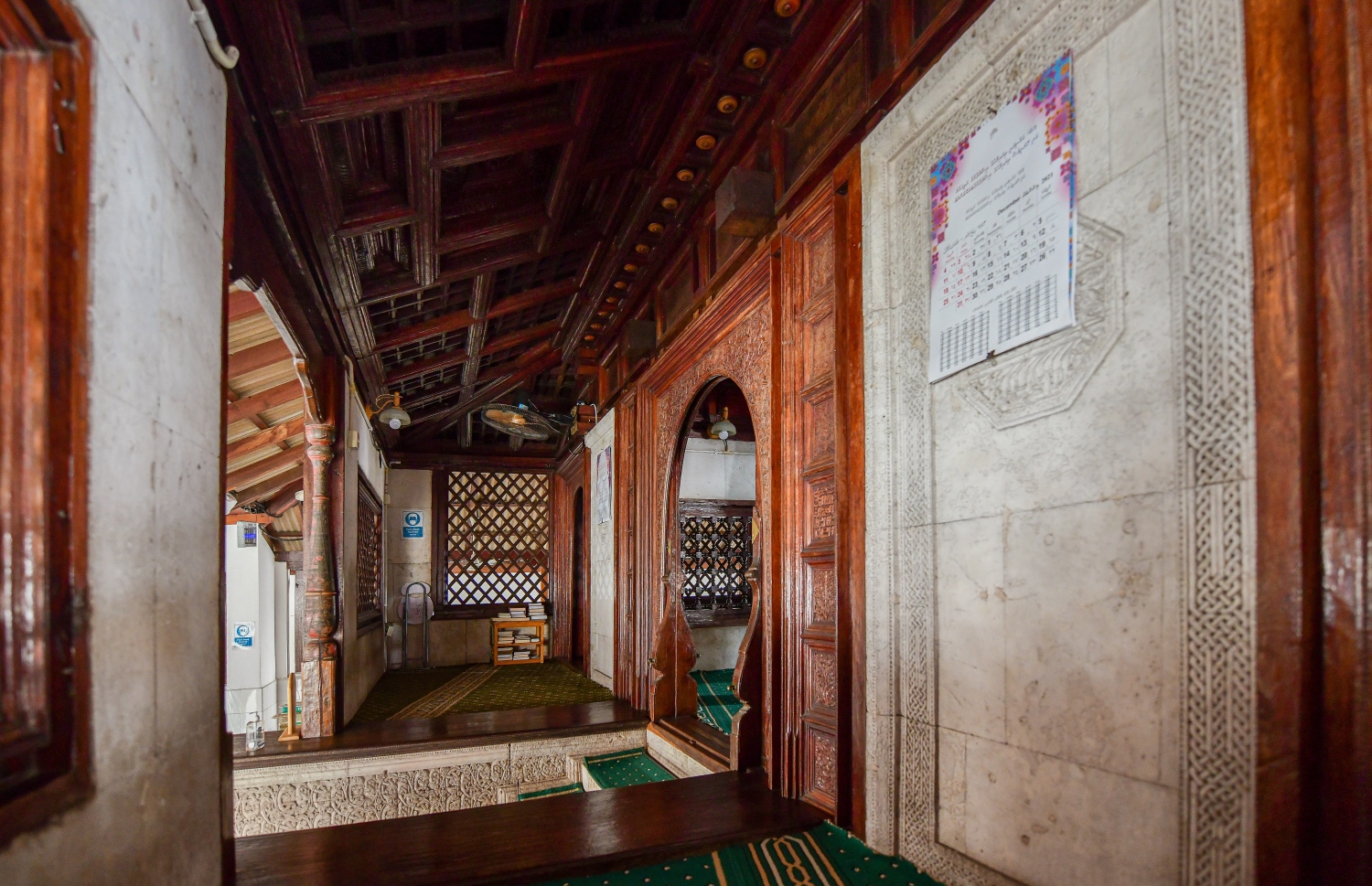 ޑިސެމްބަރު 14، 2021: އީދު މިސްކިތުގެ އެތެރެ، މި މިސްކިތަކީ ހިރިގަލުންނާއި ހައިވަކަރުން ބިނާކުރި ދިވެހި އާސާރީ ބިނާއެއް-- ފޮޓޯ: ފަޔާޒު މޫސާ/ މިހާރު