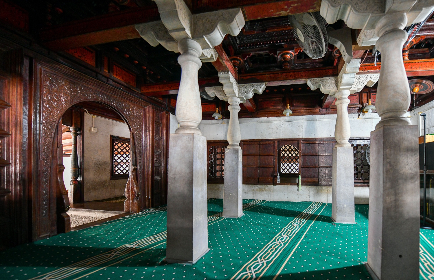 ޑިސެމްބަރު 14، 2021: ދެ ގަރުނު ވާން ކައިރިވެފައިވާ އީދު މިސްކިތުގެ އެތެރެ: ހިރިގަލާއި ހައިވަކަރުން ބިނާކޮށްފައިވާ މި މިސްކިތަކީ ރީތި މަސައްކަތްތަކެއް ހުރި ބިނާއެއް. އެކަމަކު މިހާރު އަންނަ ބަދަލުތަކާ އެކު އެ ރީތިކަން ދދަނި ގެއްލެމުން -- ފޮޓޯ: ފަޔާޒު މޫސާ/ މިހާރު