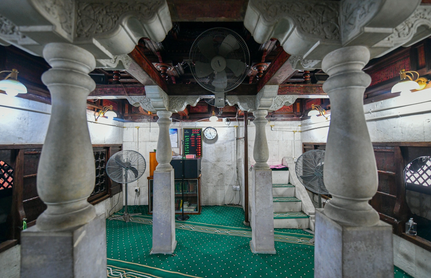 ޑިސެމްބަރު 14، 2021-- ދެ ގަރުނުވާން ކައިރިވެފައިވާ އީދު މިސްކިތުގެ އެތެރެ، ހިރިގަލުންނާއި ހައިވަކަރުން ދިވެހިންގެ މަސައްކަތްތެރިންގެ ހުނަރު ކިތަންމެހާވެސް ރަގަޅަކަށް ފެންނަން ހުރޭ-- ފޮޓޯ: ފަޔާޒު މޫސާ / މިހާރު