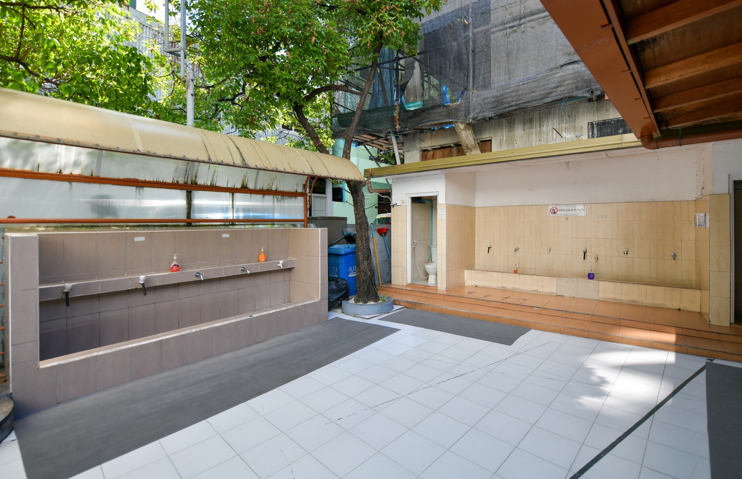 ޑިސެމްބަރު 14، 2021: އީދު މިސްކިތު ގޯތިތެރޭގައި ފަހުން އިތުރުކޮށްފައިވާ ވުލޫކުރާ ސަރަހައްދު: ކުރިން މި މިސްކިތުގައި ވުލޫކުރަން ހުންނަނީ ވަޅެއް-- ފޮޓޯ: ފަޔާޒު މޫސާ/ މިހާރު