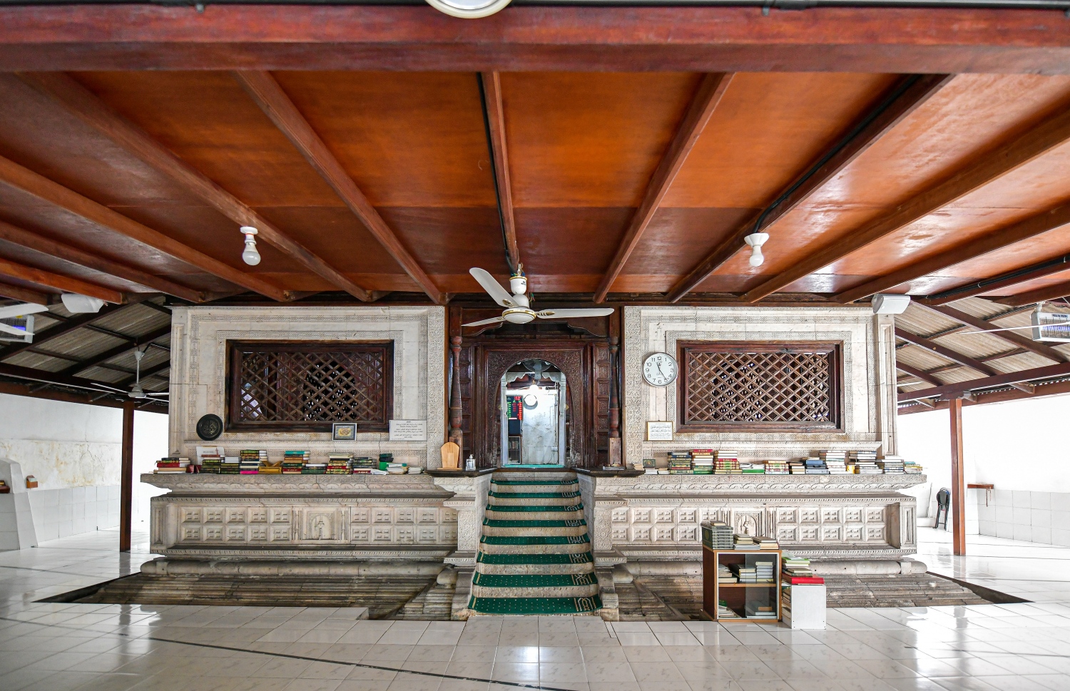 ޑިސެމްބަރު 14، 2021: އީދު މިސްކިތުގެ ތާރީހީ ބައި، އަދި ޖާގަ އިތުރުކުރުމަށް، ފަހުން ހަދާފައިވާ ބައި ހިޔާކޮށް ޓައިލްސް ޖަހައިފައިވާ ބައި-- ފޮޓޯ: ފަޔާޒު މޫސާ/ މިހާރު