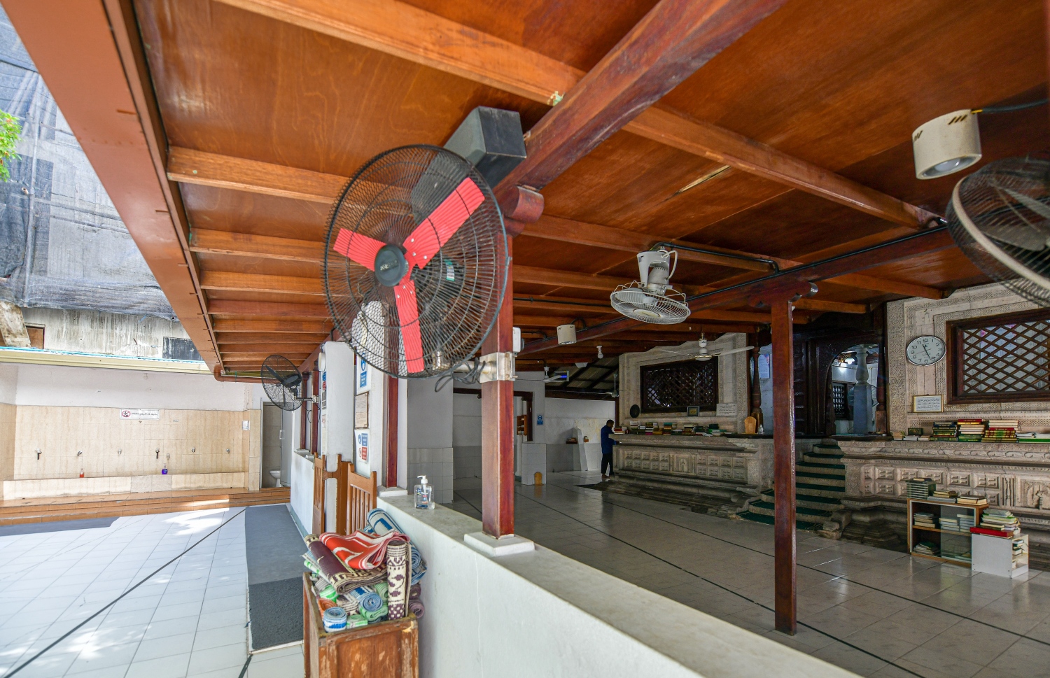 ޑިސެމްބަރު 14، 2021: އީދު މިސްކިތުގެ ޖާގަ އިތުރުކުރުމަށް ފަހުން ހަދައިފައިވާ ބަޔާއި ކުރިން ހުރި މިސްކިތް އެއްވެފައި: ވަރަށް ގިނަ ބަޔަކު ބުނާ ގޮތުން، ތާރީހީ އެ މިސްކިތުގެ ރީތިކަން މިހާރު ވަނީ ގެއްލިފައި -- ފޮޓޯ: ފަޔާޒު މޫސާ / މިހާރު