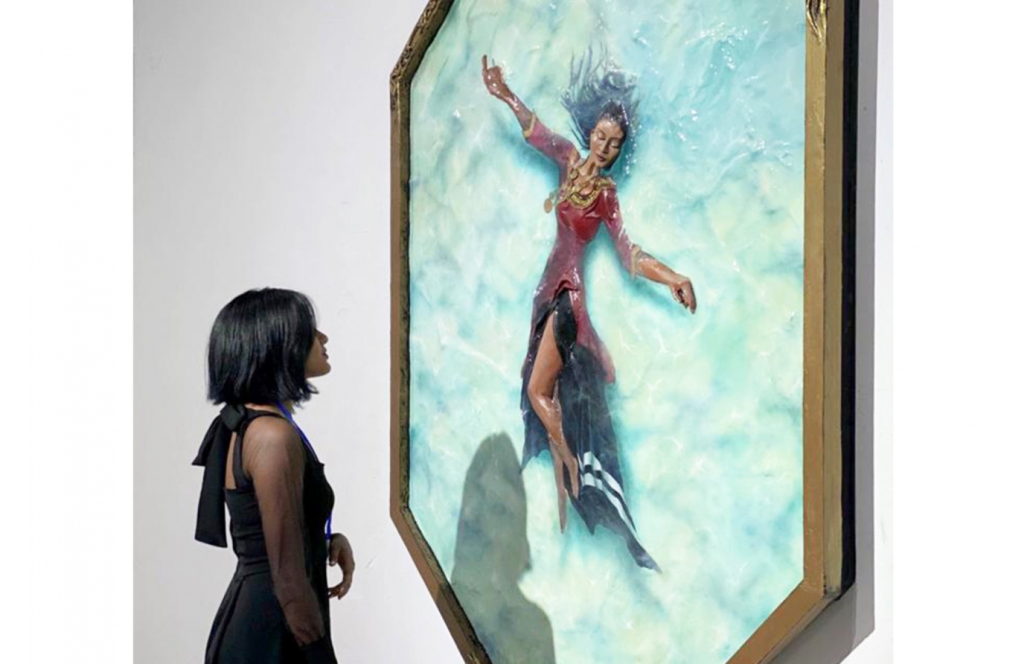 އަންވެއިލިން ވިޝަންސް 2021 ގައި ޔާން ބައިވެރިކުރި ކުރެހުން ކައިރީގައި އޭނާ ހުއްޓިލައިގެން.