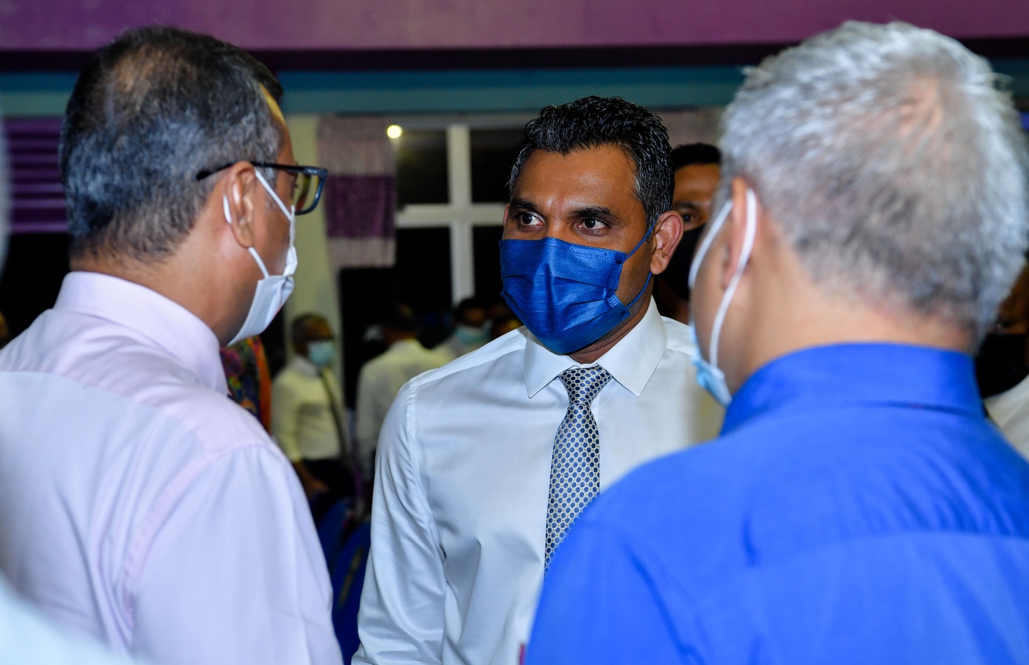 ފުވައްމުލައް: ޑިސެމްބަރު 13، 2021: ފުވައްމުލަކުގެ ގޮނޑުދޮށް ހިމާޔަތްކުރުމުގެ މަޝްރޫއުގެ އެއްބަސްވުމުގައި ސޮއިކުރުމުގެ ރަސްމިއްޔާތު ނިންމާލުމަށްފަހު ނައިބު ރައީސް ފައިސަލް ނަސީމް ބައެއް މީހުންނާއެކު ވާހަކަ ދައްކަވަނީ.-- ފޮޓޯ: ރައީސް އޮފީސް