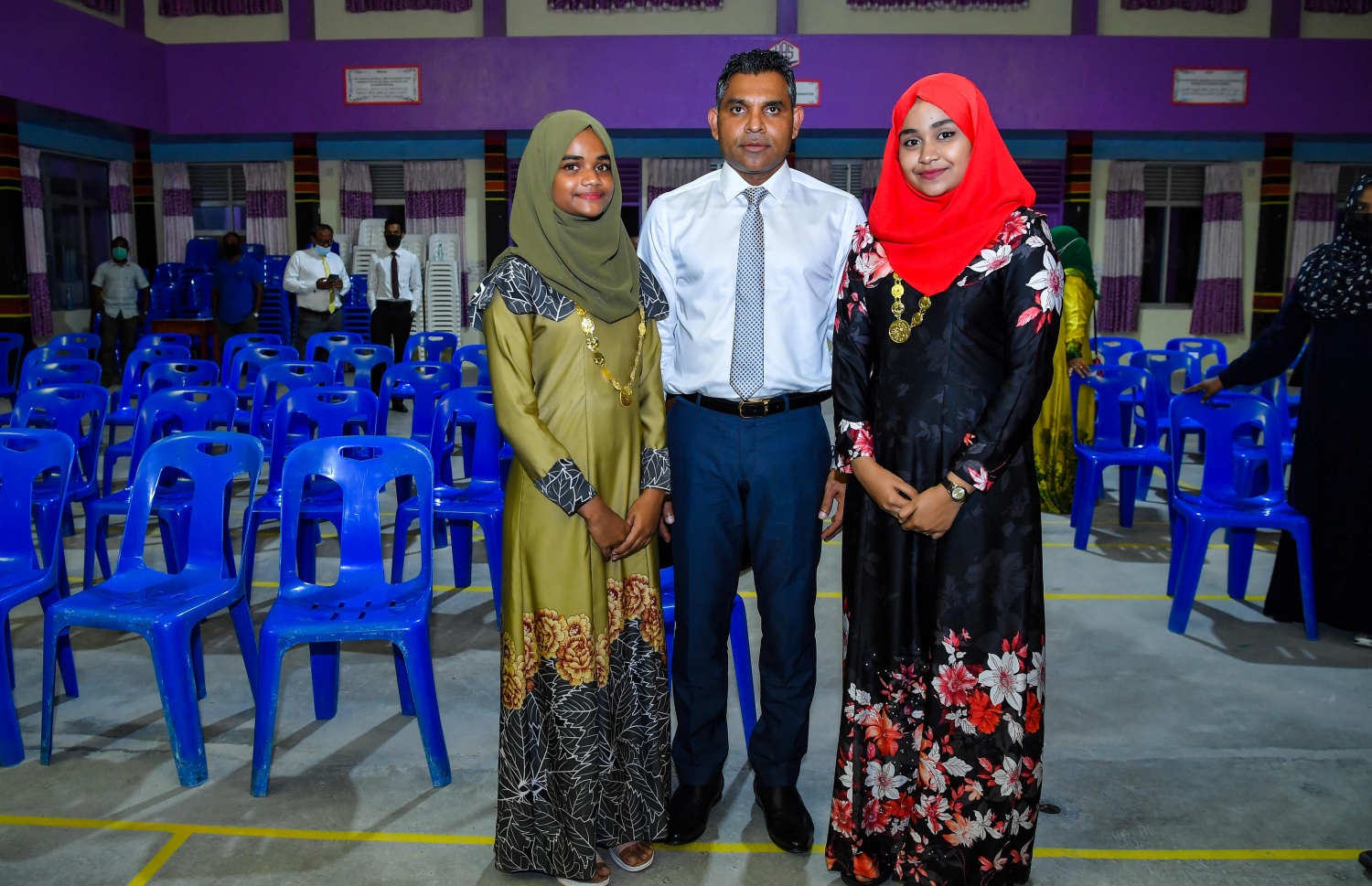 ފުވައްމުލައް: ޑިސެމްބަރު 13، 2021: ފުވައްމުލަކުގެ ގޮނޑުދޮށް ހިމާޔަތްކުރުމުގެ މަޝްރޫއުގެ އެއްބަސްވުމުގައި ސޮއިކުރުމުގެ ރަސްމިއްޔާތު ނިންމާލުމަށްފަހު ޖަލްސާގައ ބައިވެރިވި ދެ ކުދިންނާއެކު ނައިބު ރައީސް ފައިސަލް ނަސީމް ފޮޓޯއަކަށް ހުއްޓިގެން.-- ފޮޓޯ: ރައީސް އޮފީސް