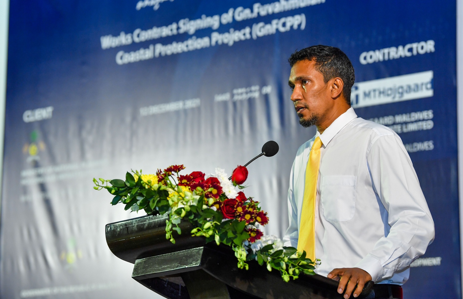 ފުވައްމުލައް: ޑިސެމްބަރު 13، 2021: ފުވައްމުލަކުގެ ގޮނޑުދޮށް ހިމާޔަތްކުރުމުގެ މަޝްރޫއުގެ އެއްބަސްވުމުގައި ސޮއިކުރުމުގެ ރަސްމިއްޔާތުގައި ފުވައްމުލަކުގެ މޭޔަރު ރަފީގު ވާހަކަ ދައްވަނީ.-- ފޮޓޯ: ރައީސް އޮފީސް